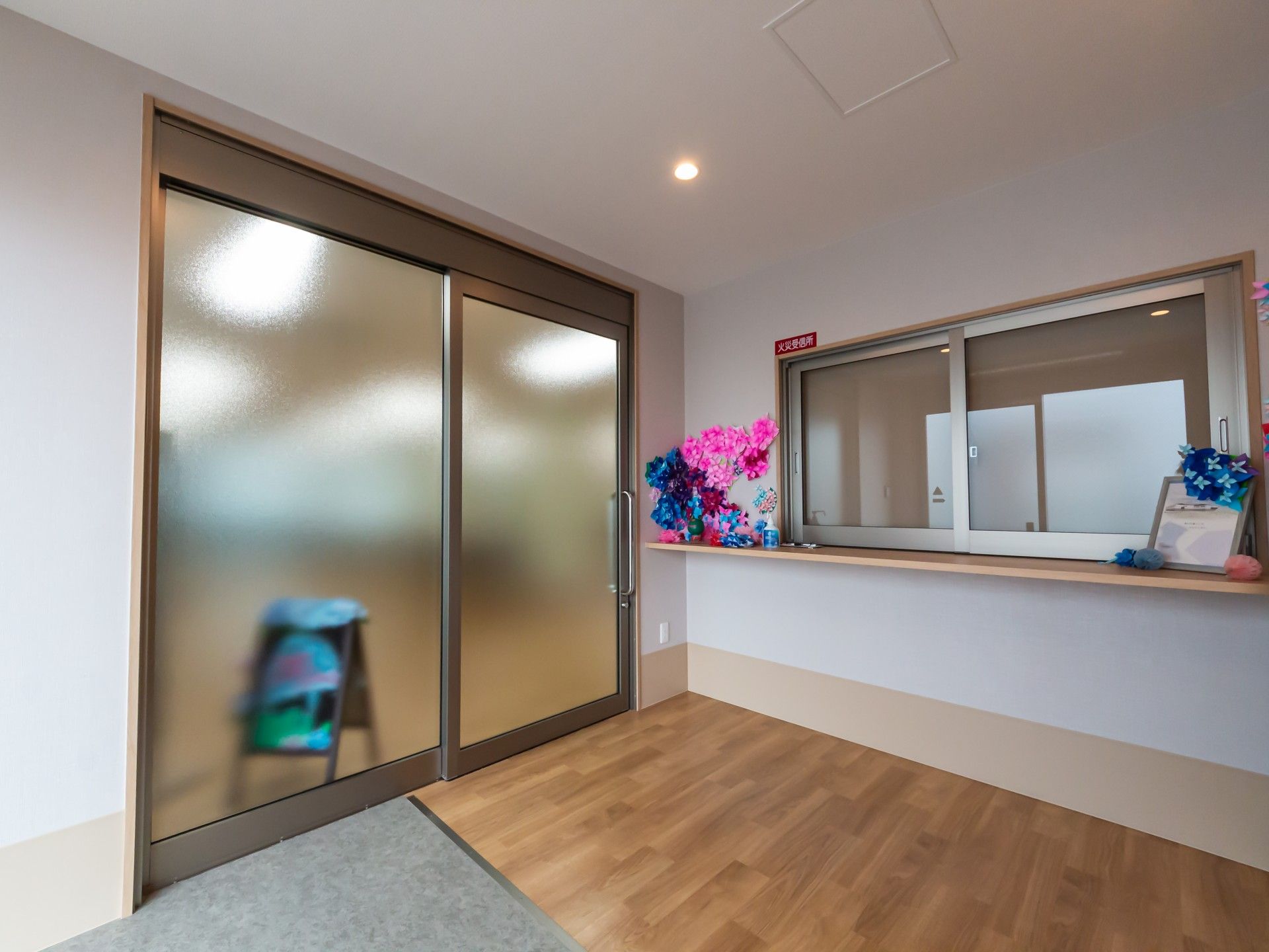 受付と出入口の様子