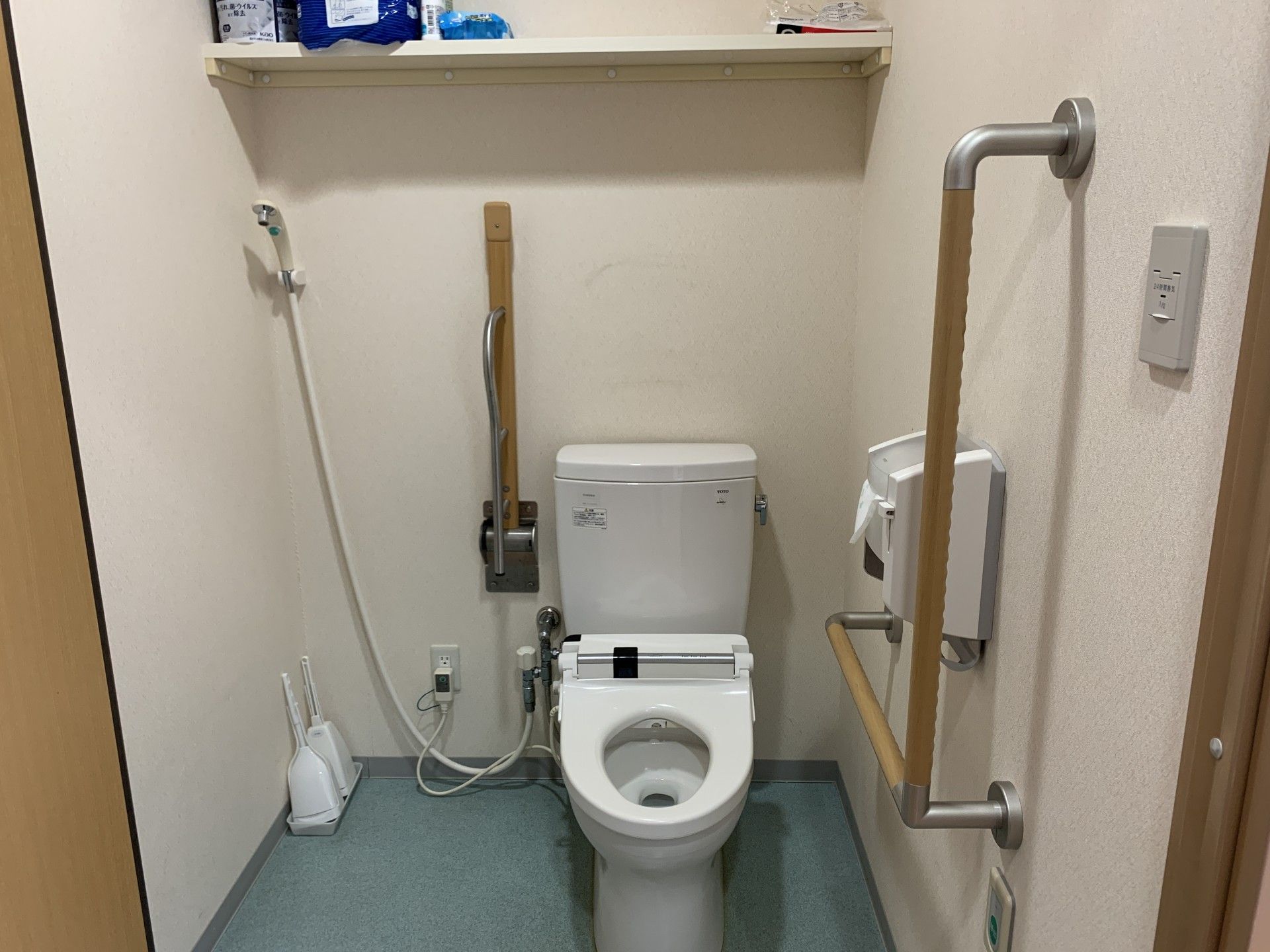 手すり付きのトイレ