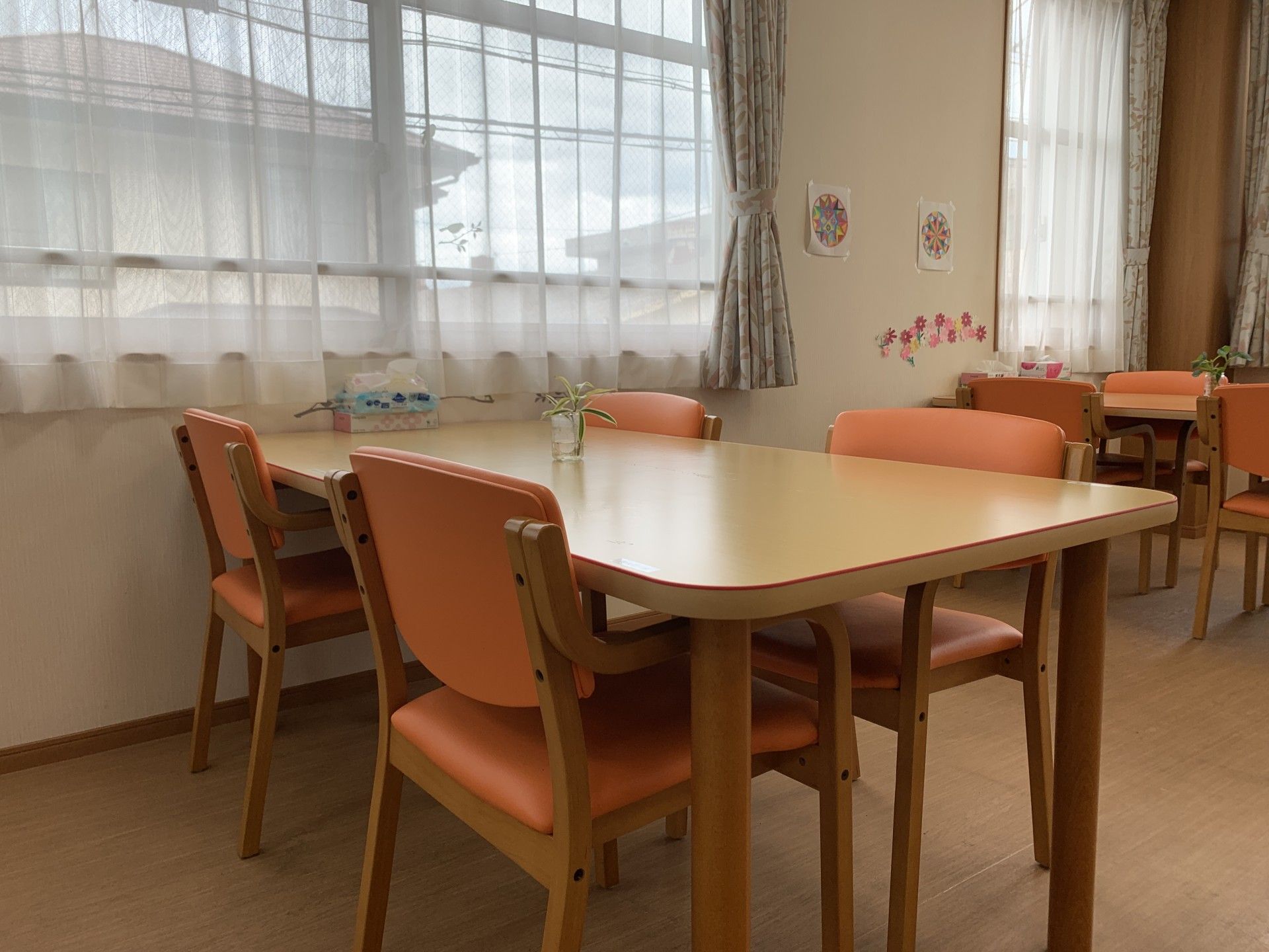 明るい食事スペース