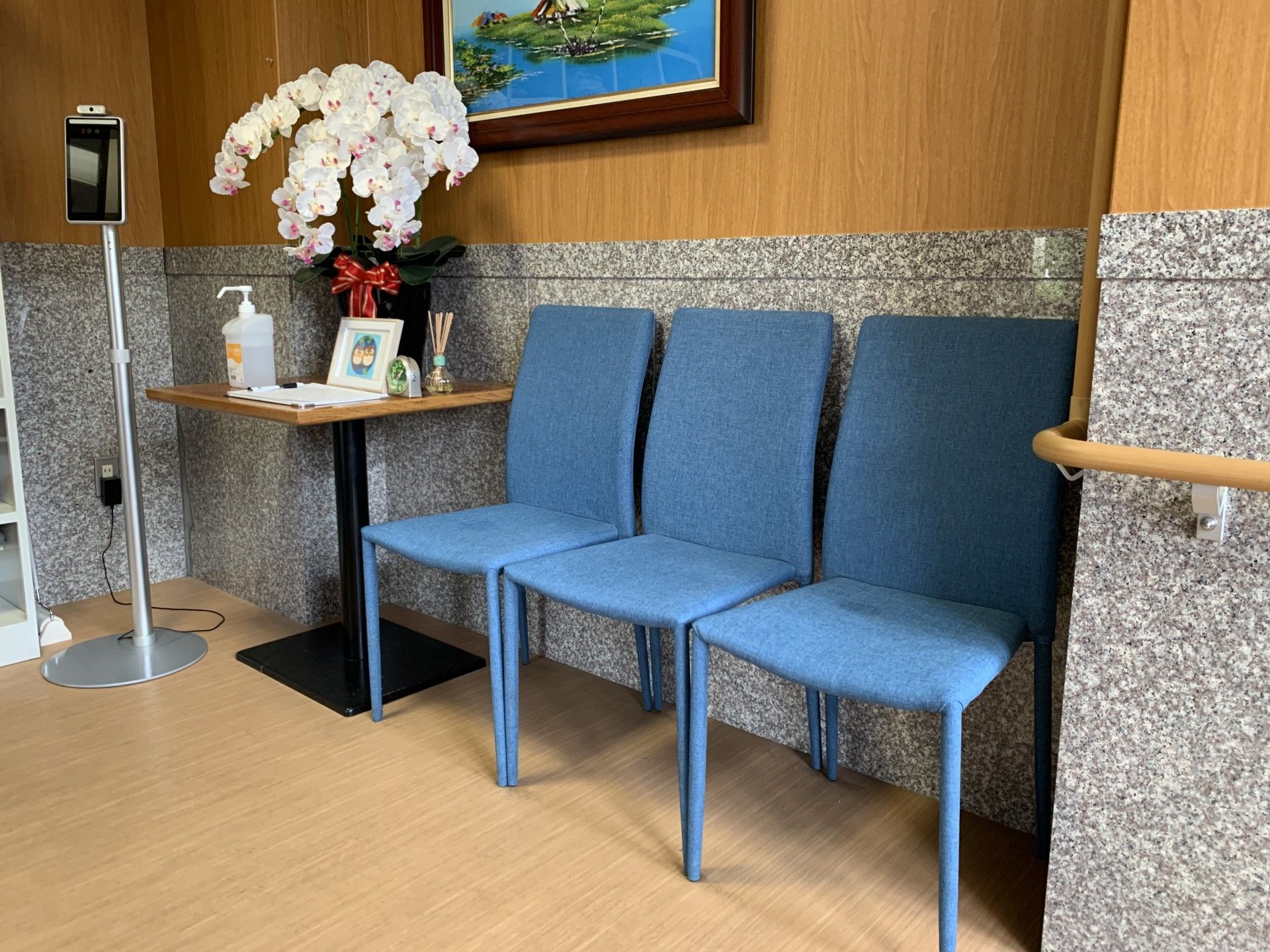 落ち着いた待合スペース