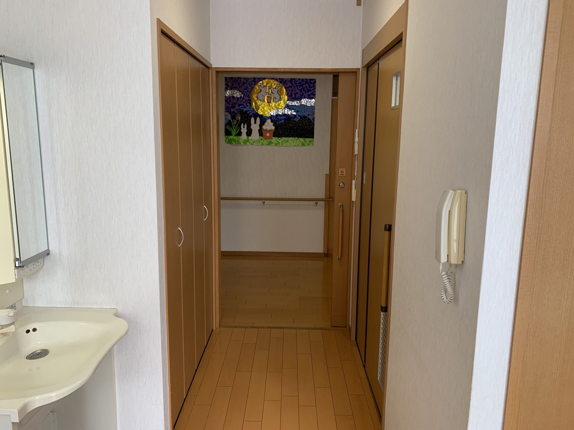 廊下と洗面台の様子