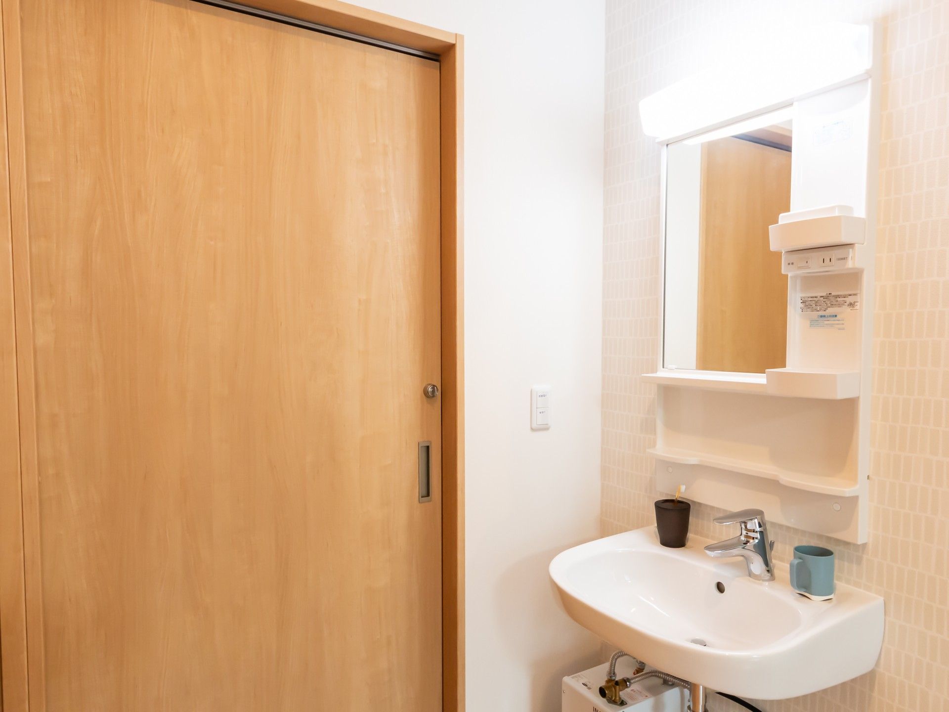洗面台と木製ドア