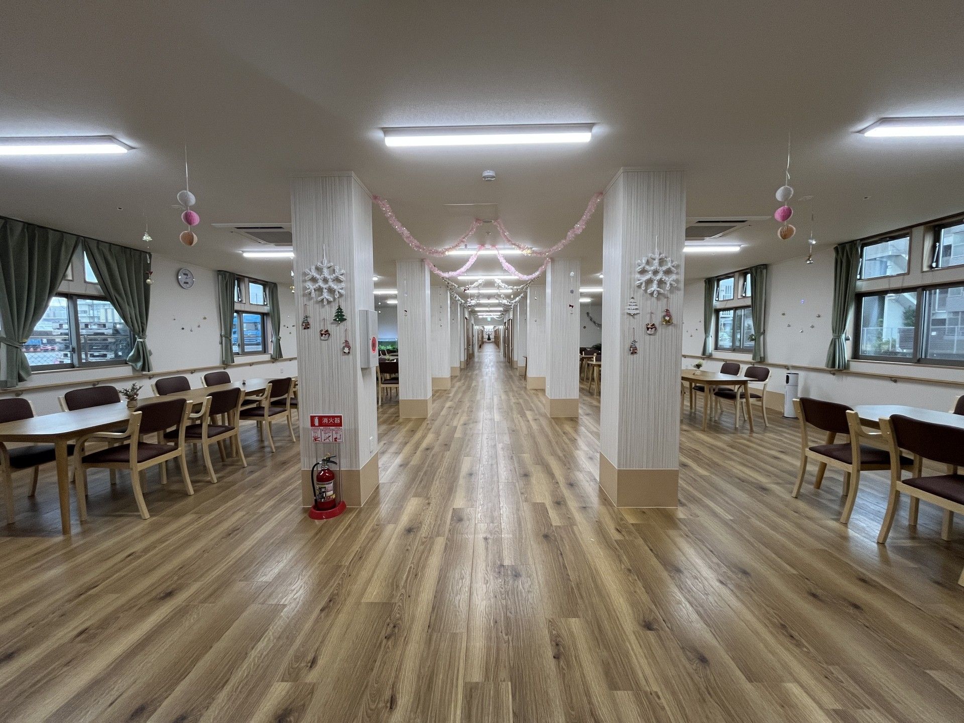 長い廊下とテーブル