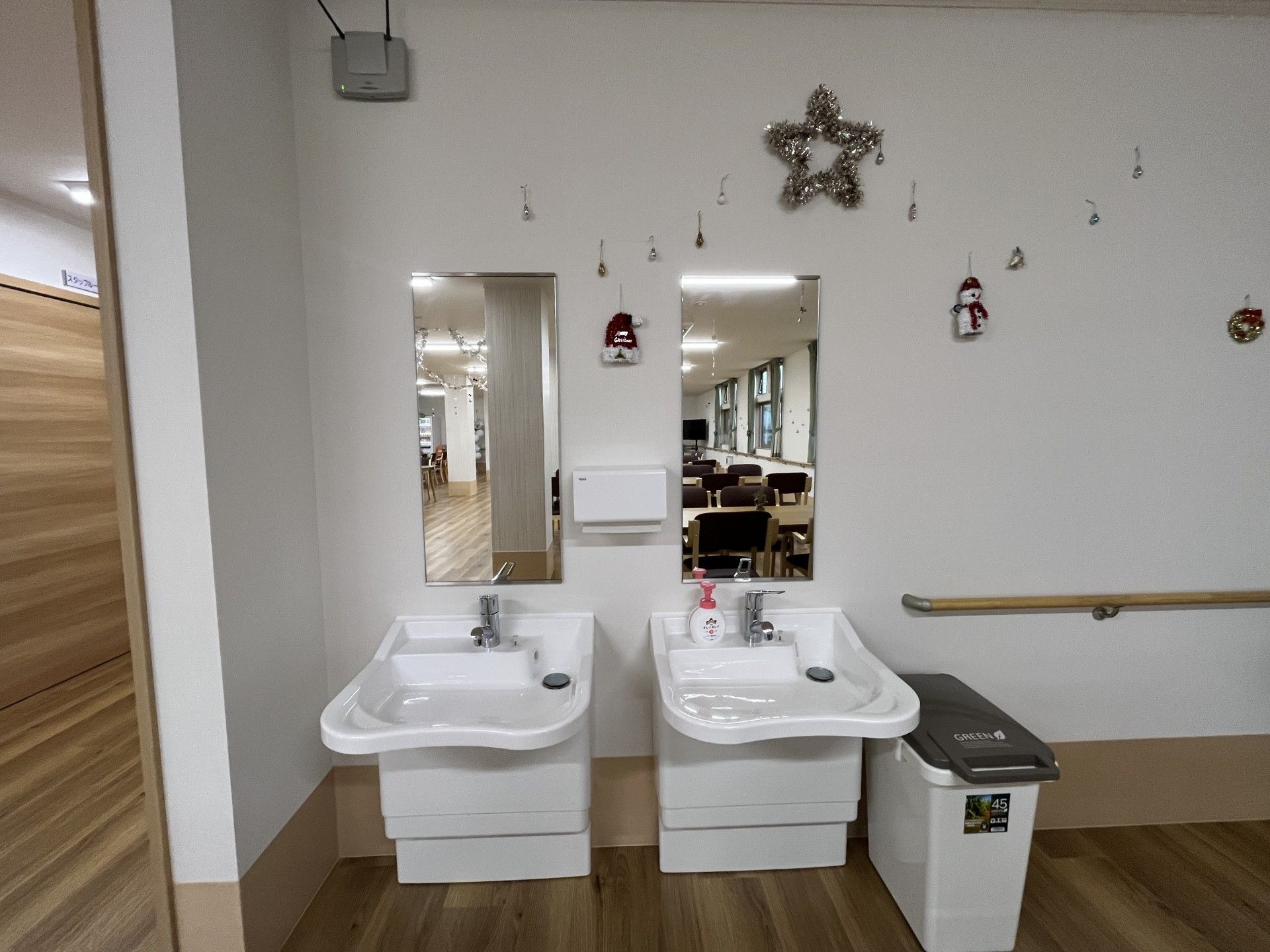 手洗い場と鏡のある壁