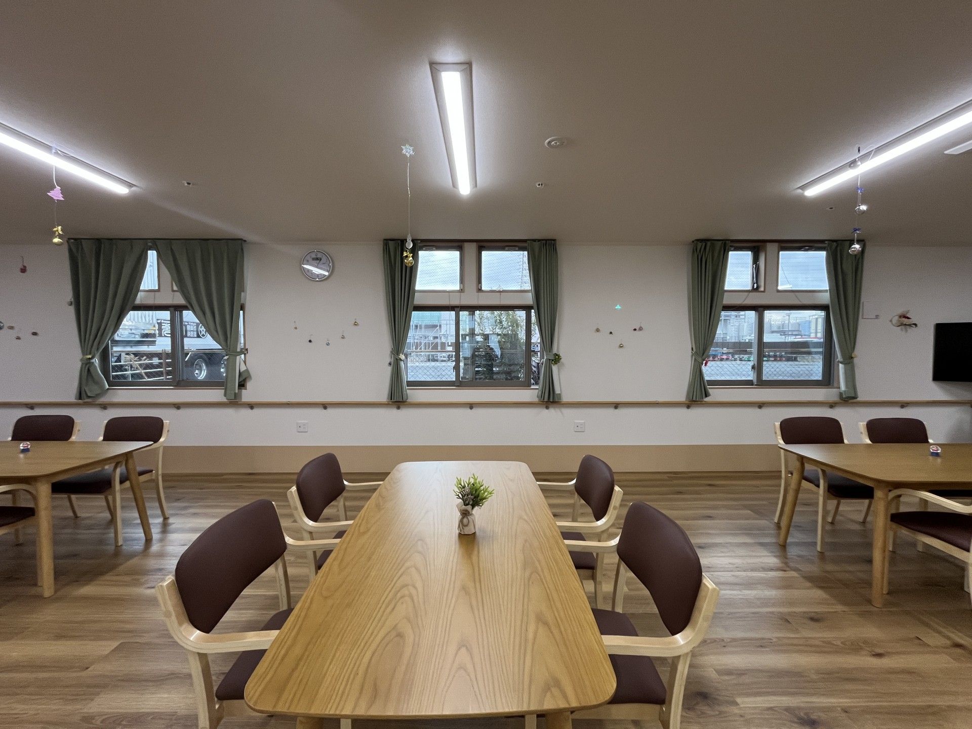 窓際のテーブルと椅子