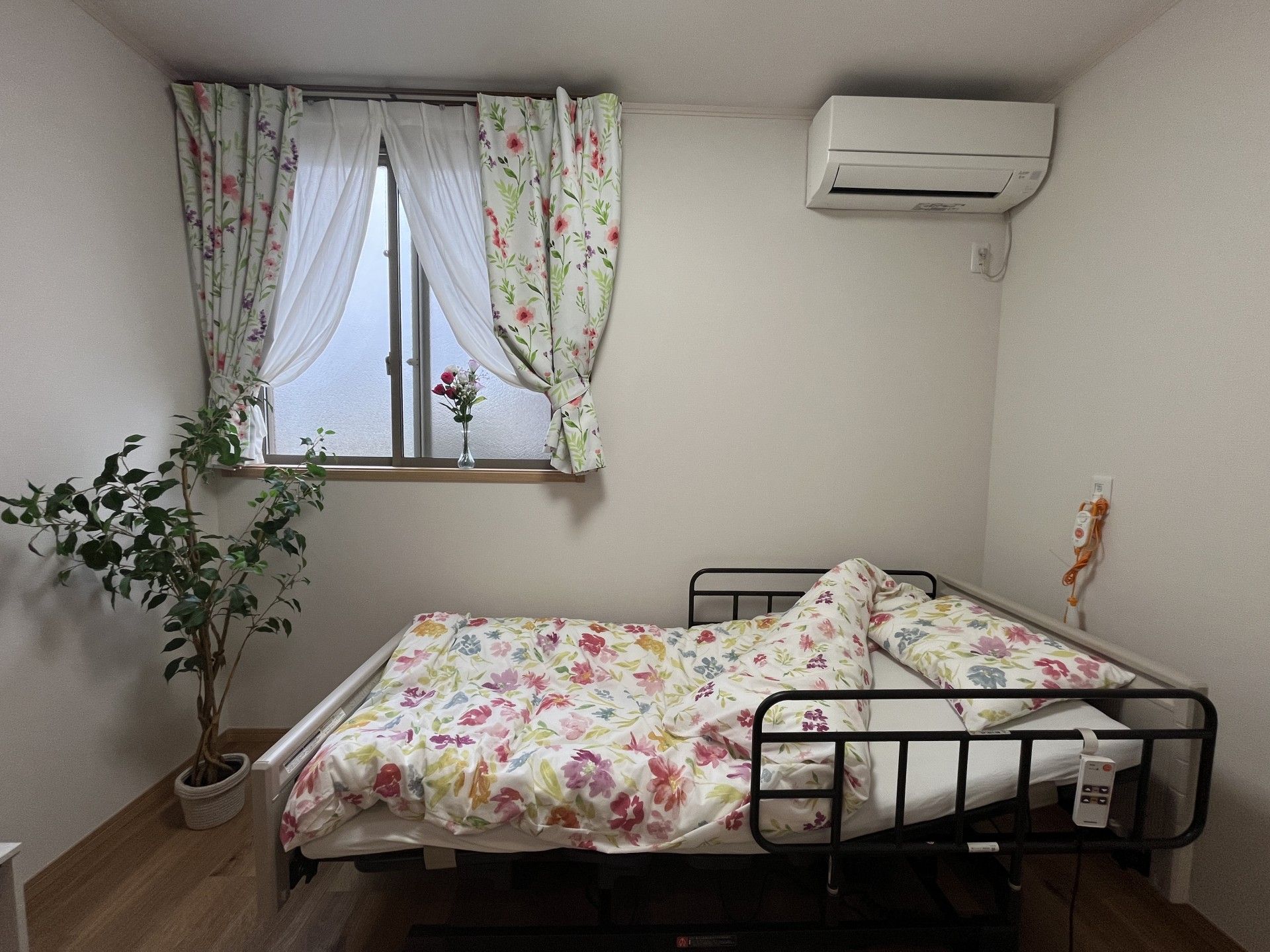 花柄の寝具がある部屋