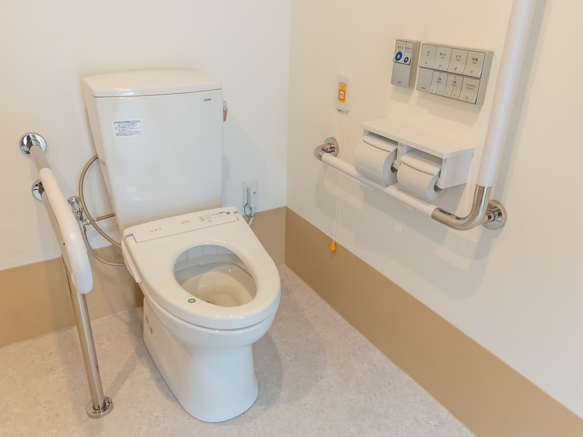 手すり付きのトイレ
