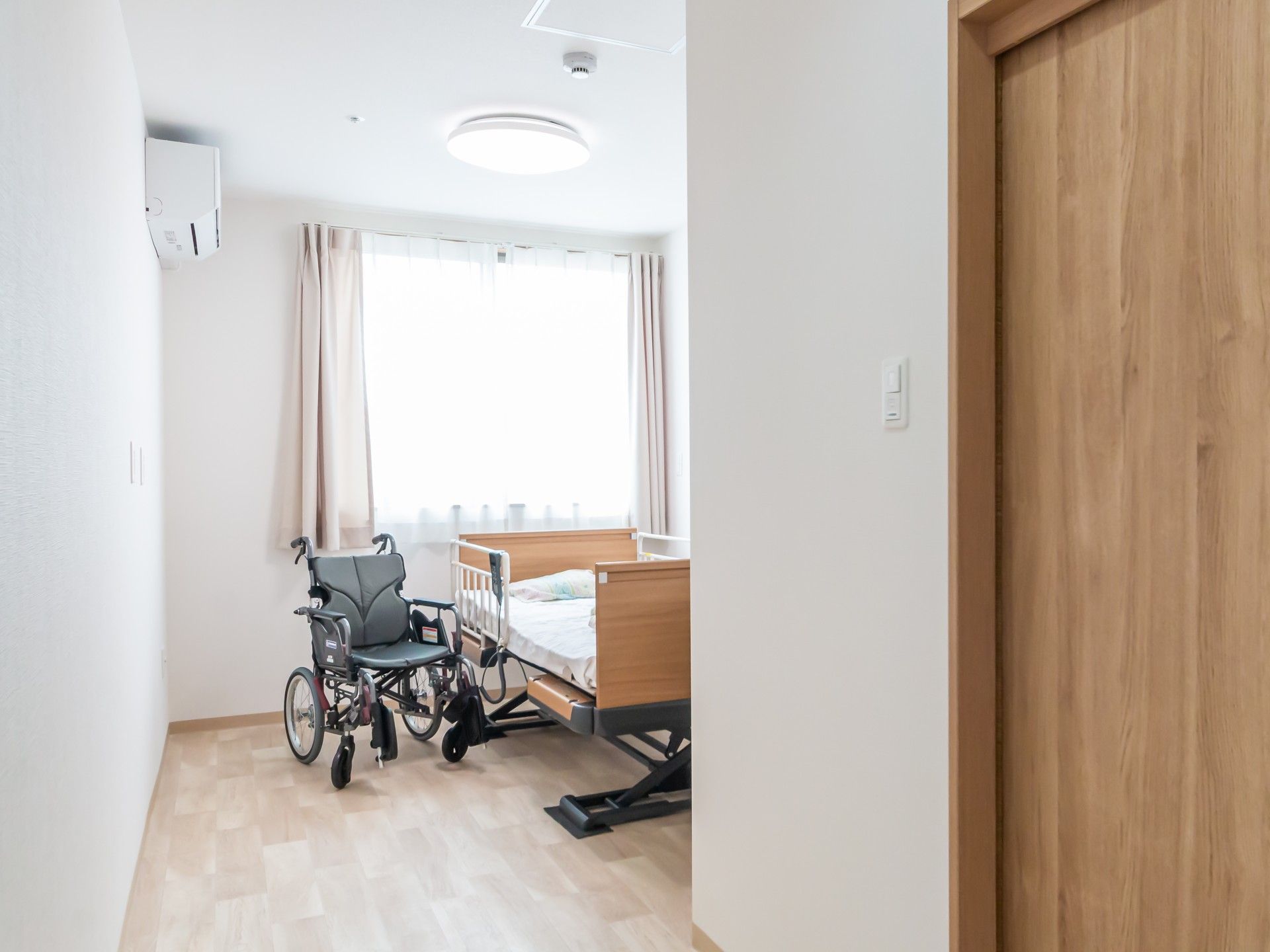 車椅子とベッドのある部屋
