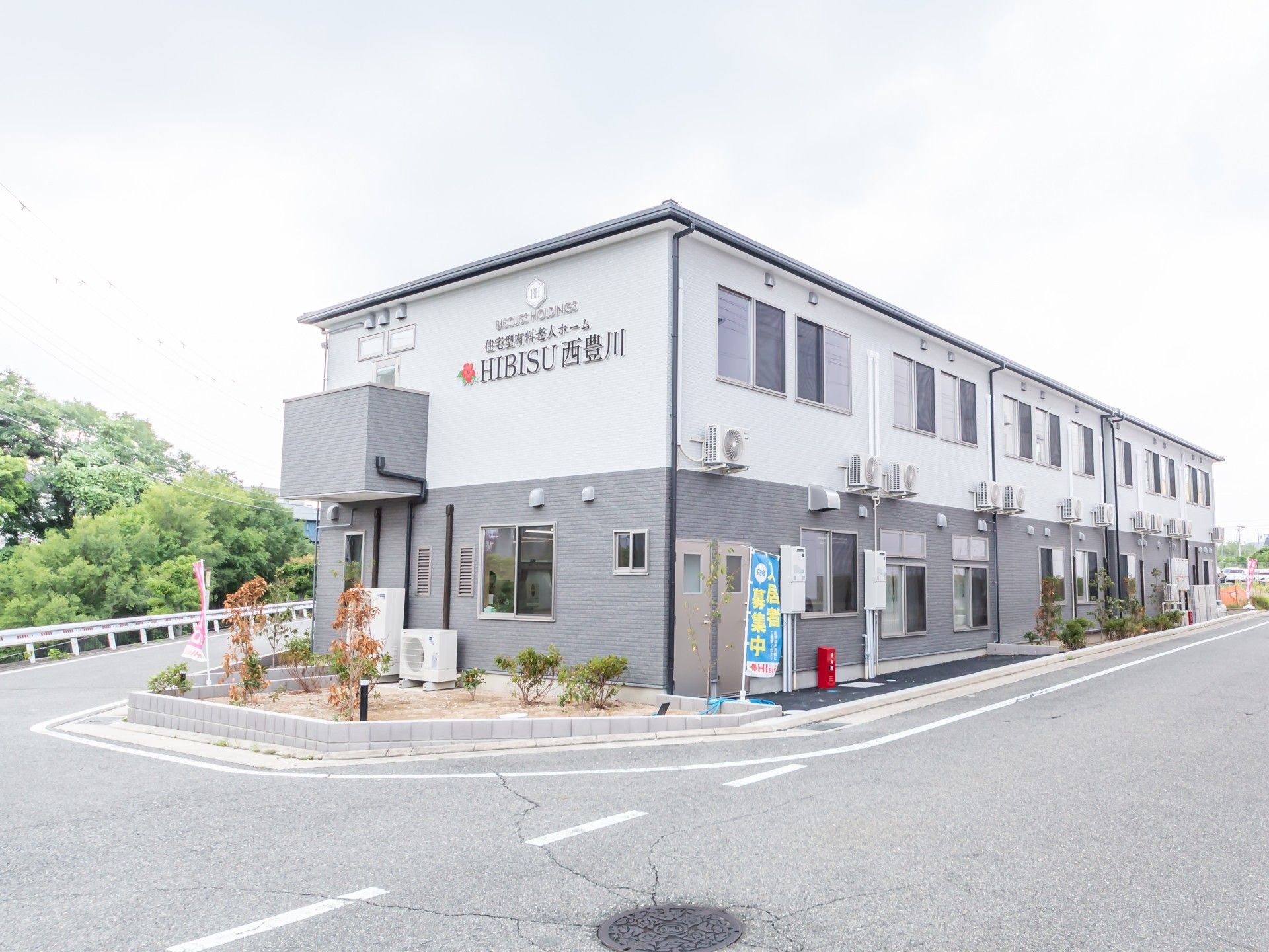 緑に囲まれた建物外観