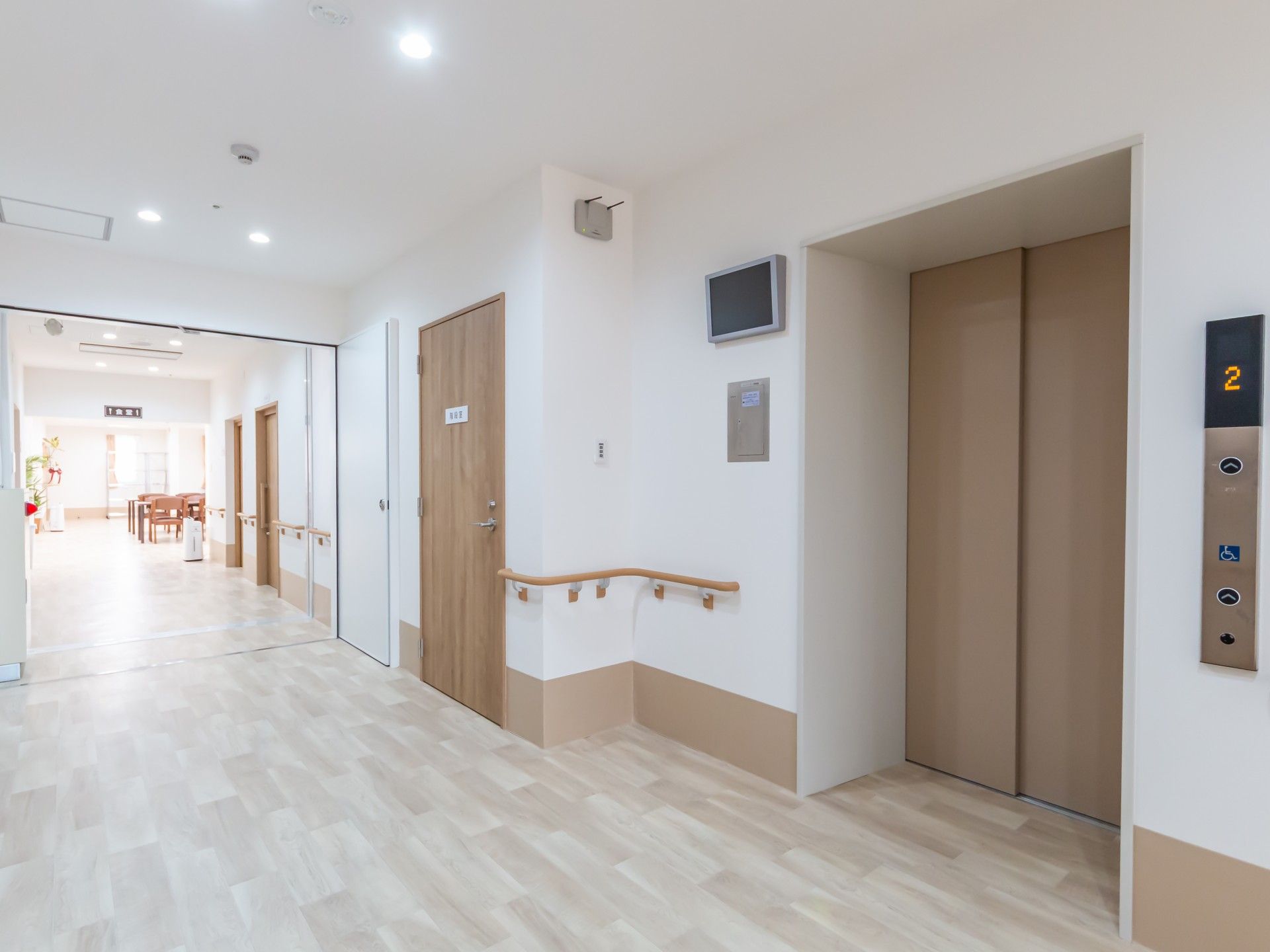 明るい廊下とエレベーター