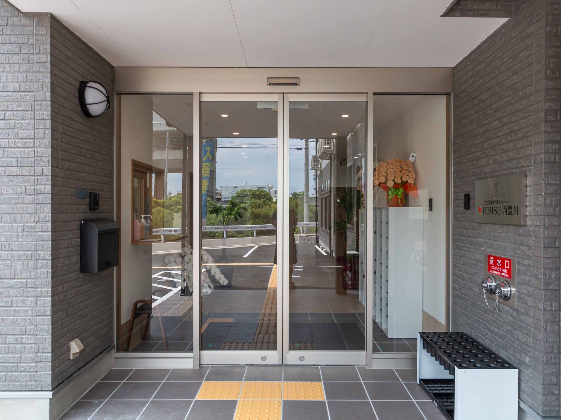 ガラス扉のエントランス