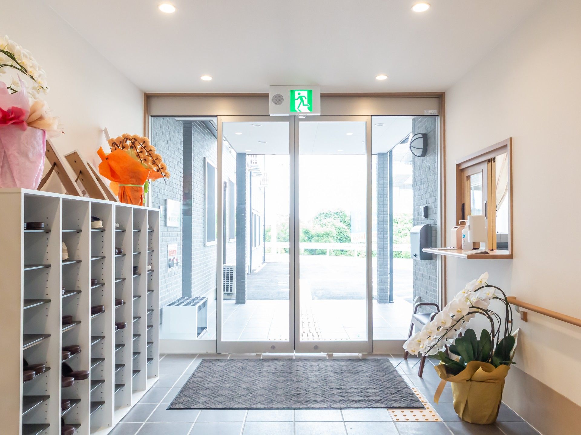 明るい玄関の様子