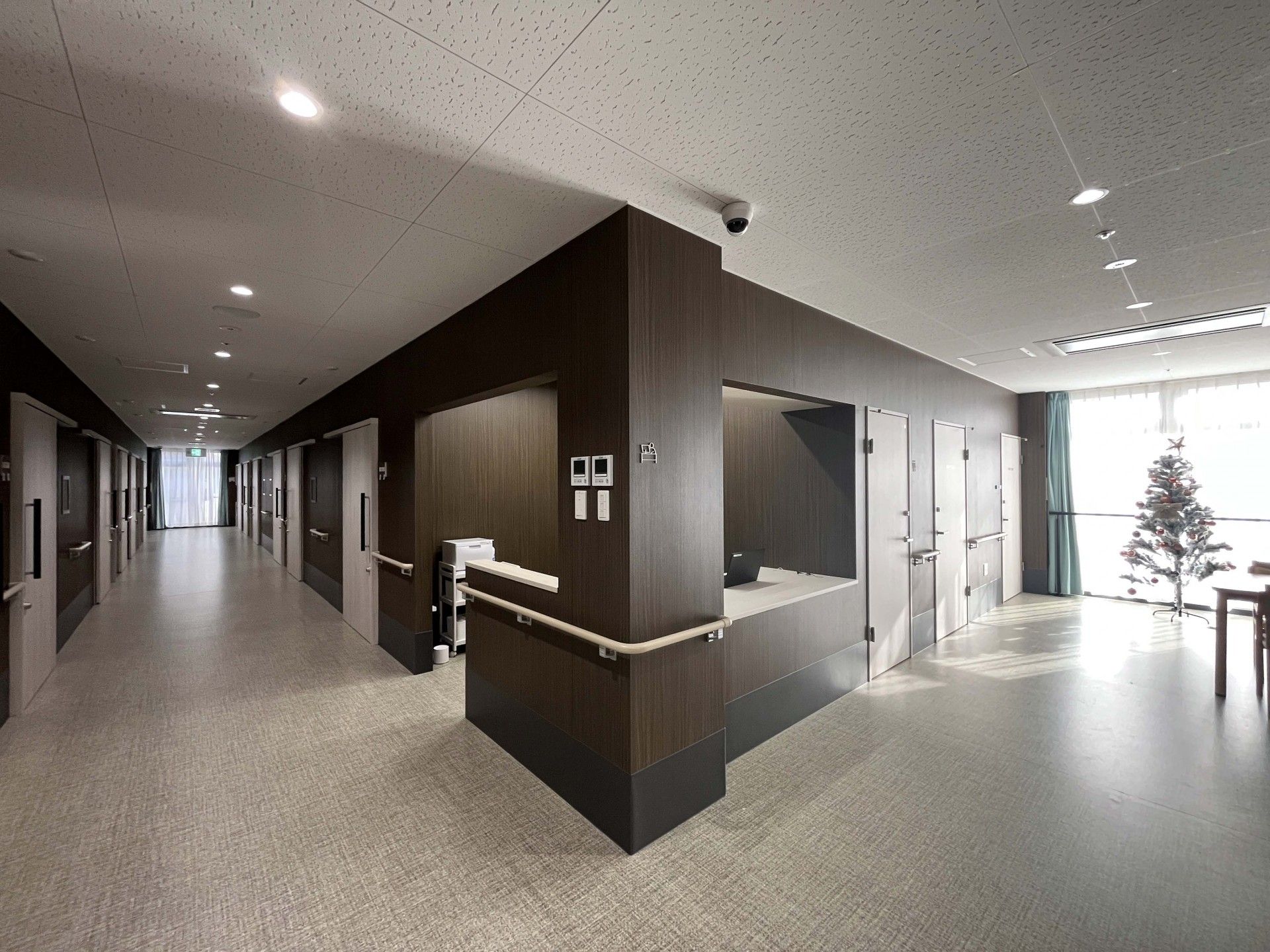 明るい廊下と受付