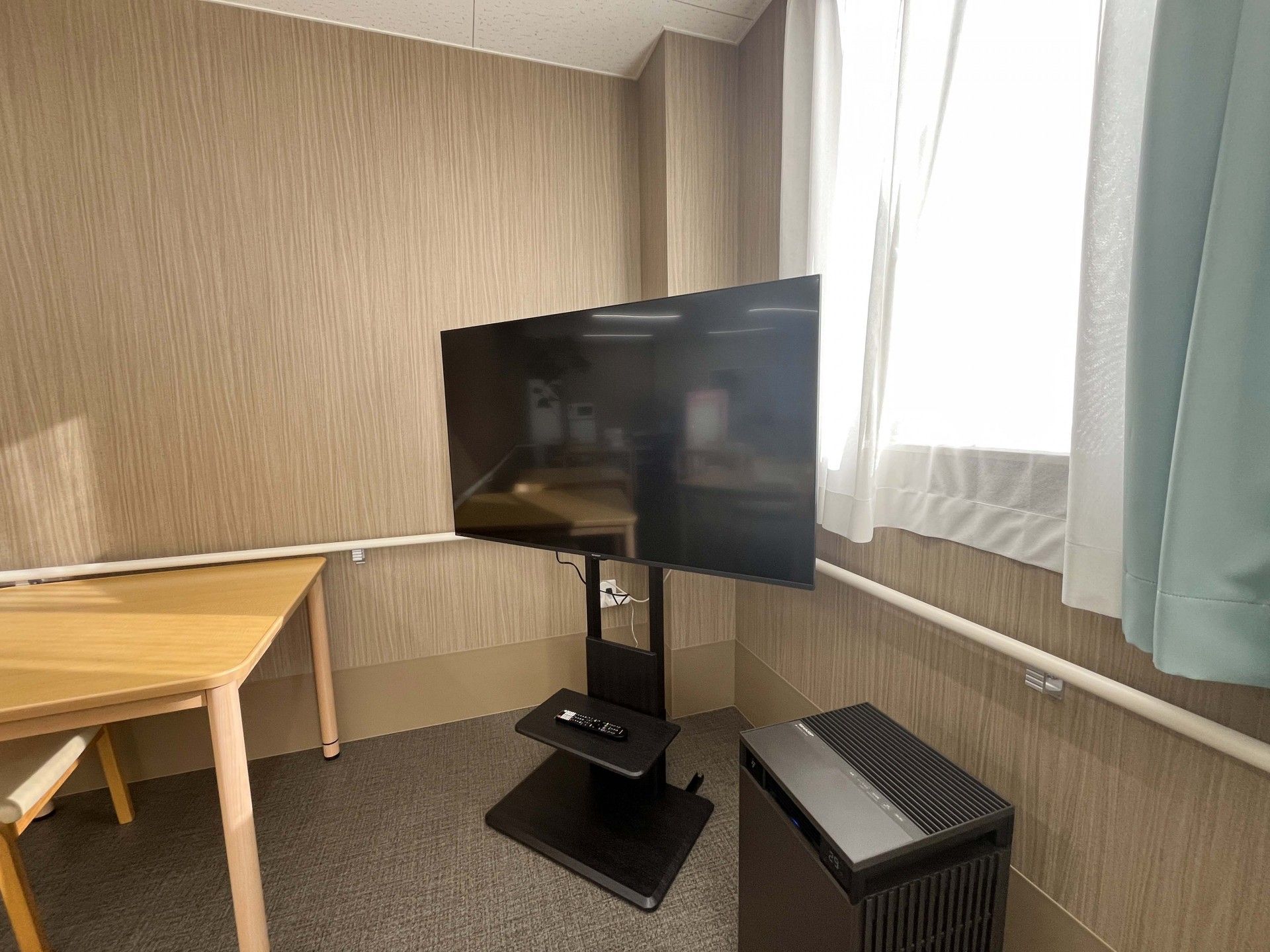 テレビとテーブルのある部屋