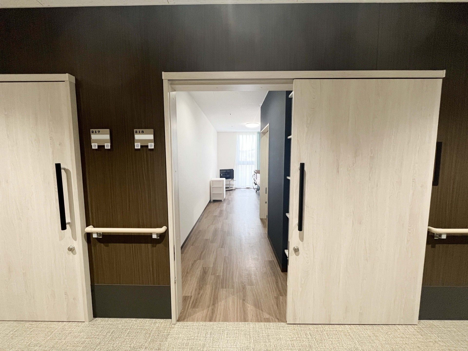 広い廊下と部屋の入口