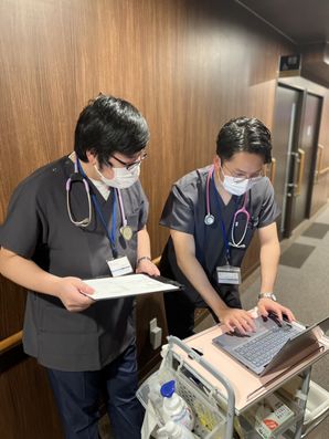 医師の指示内容を確認中