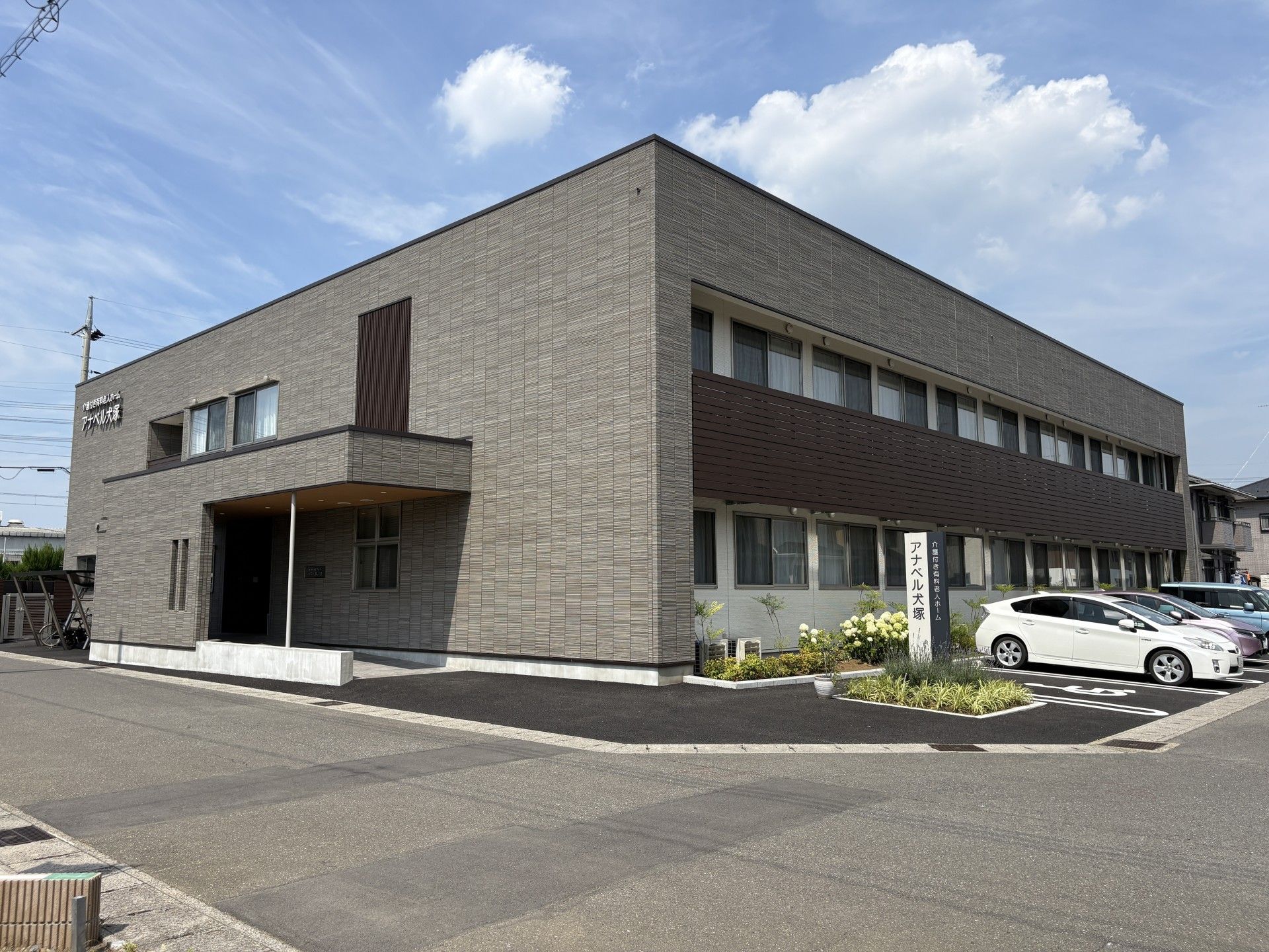 落ち着いた外観の建物