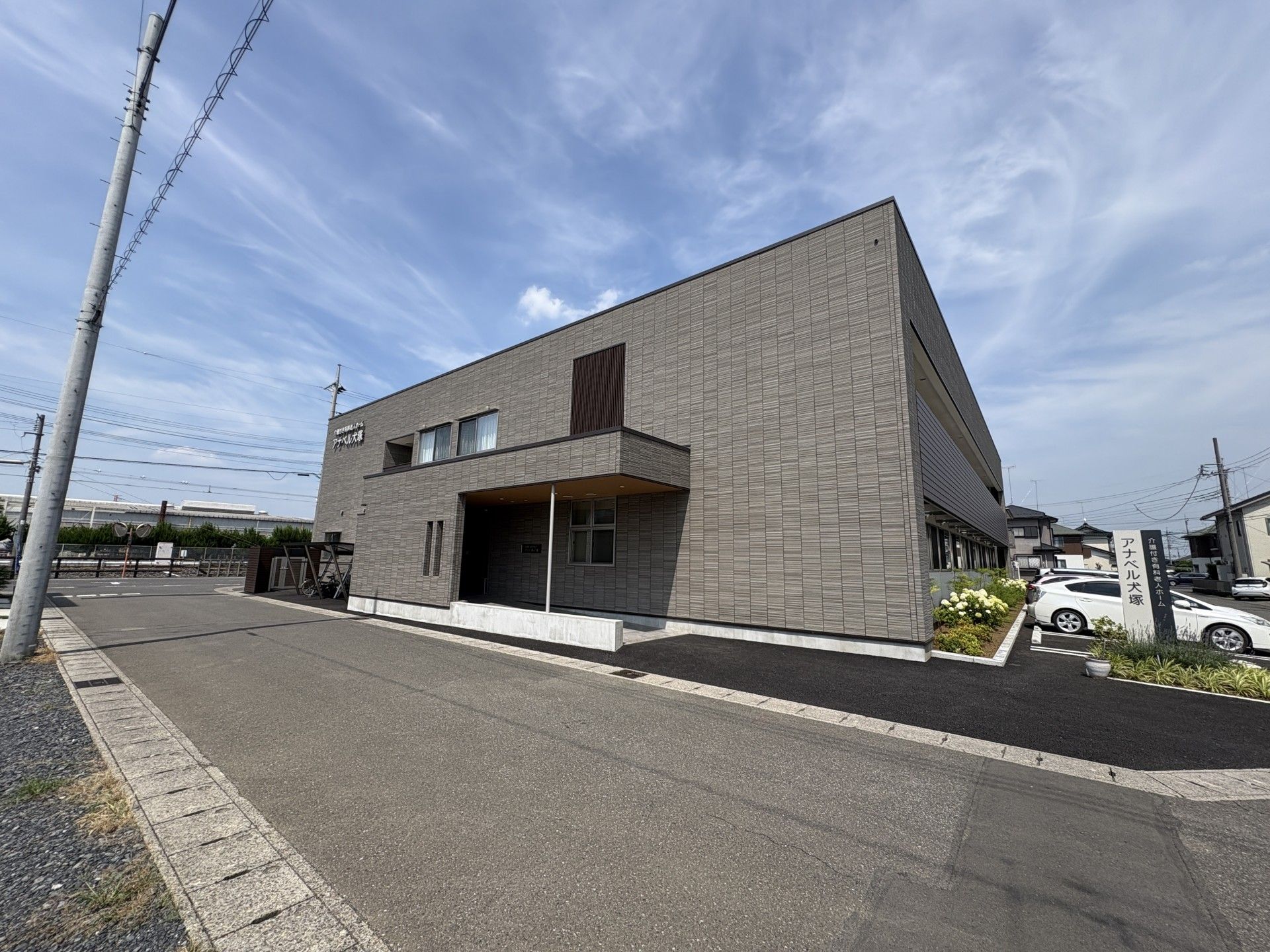 落ち着いた外観の建物