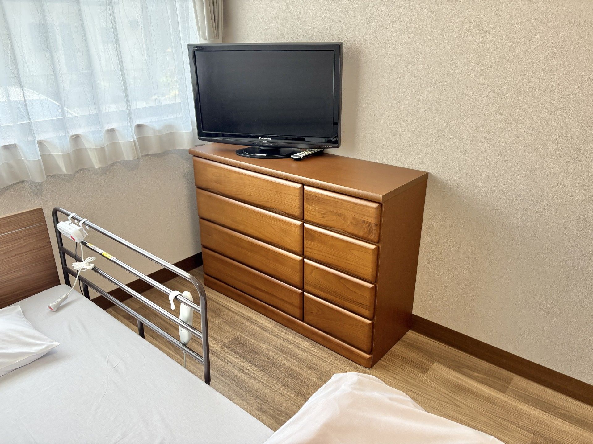 ベッドとテレビのある部屋