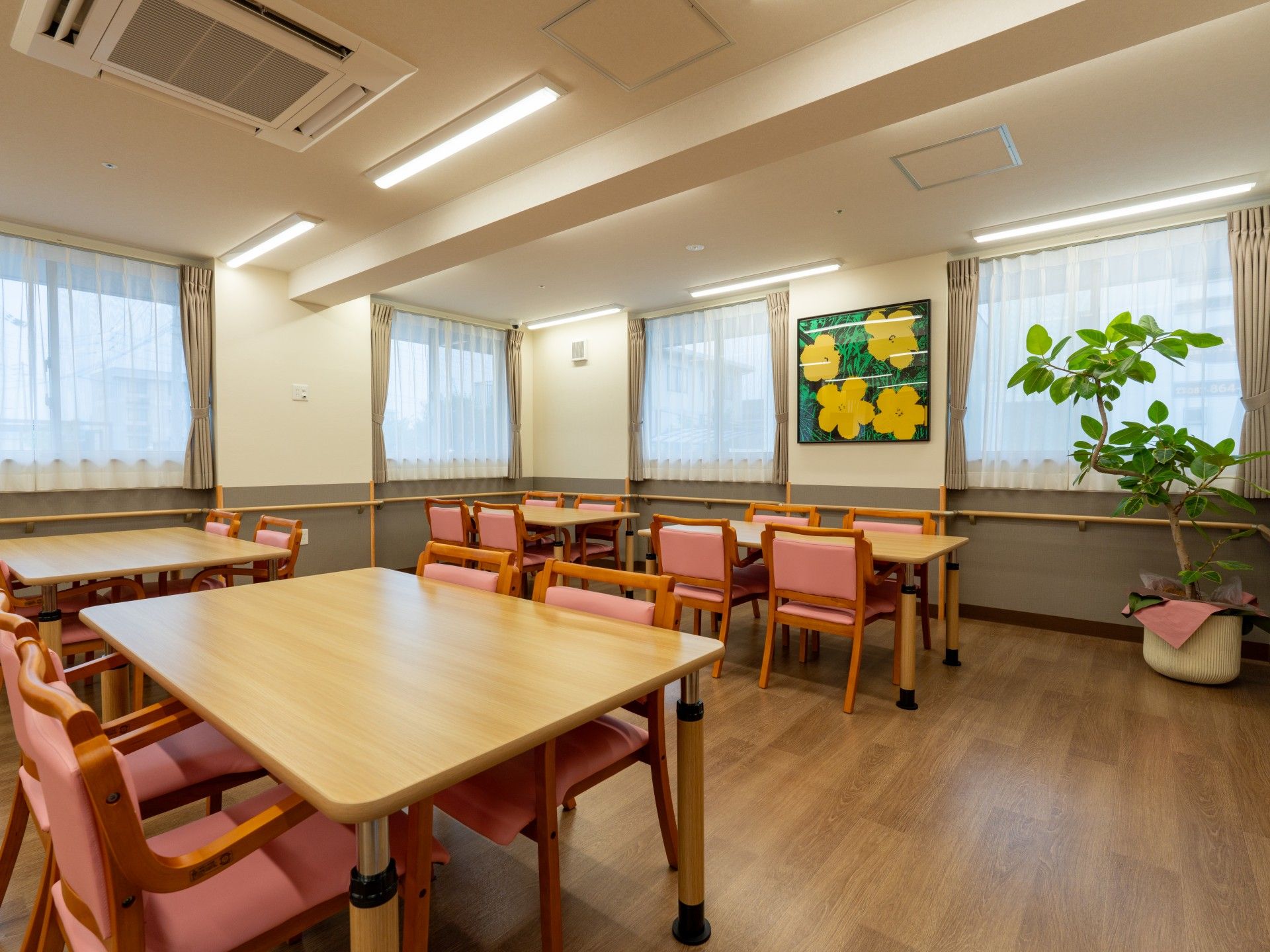 明るい食事スペース