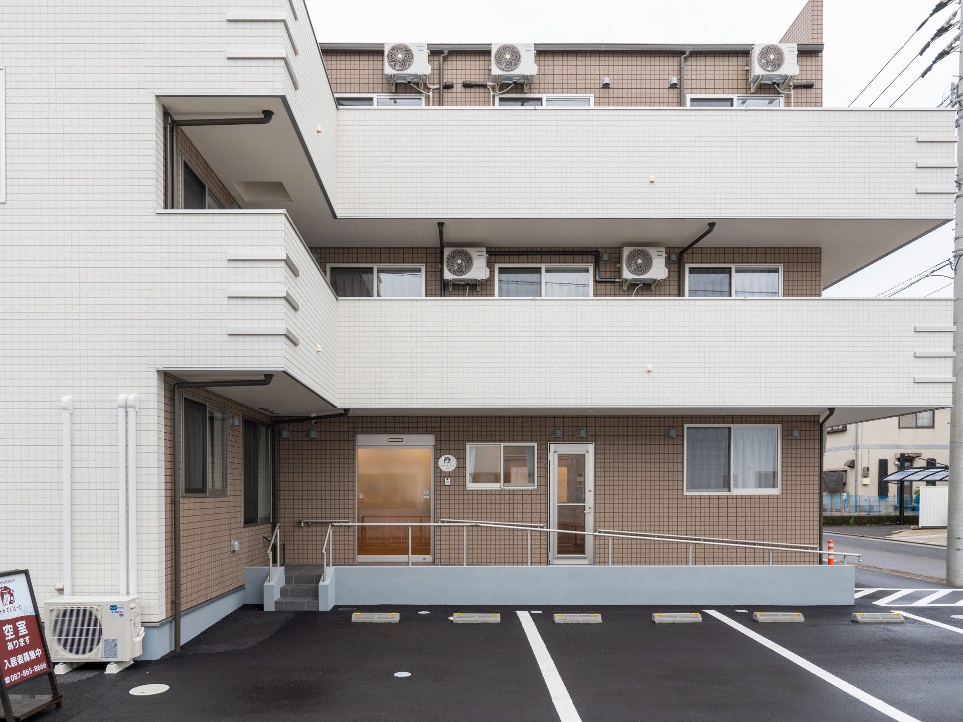 エントランスの外観