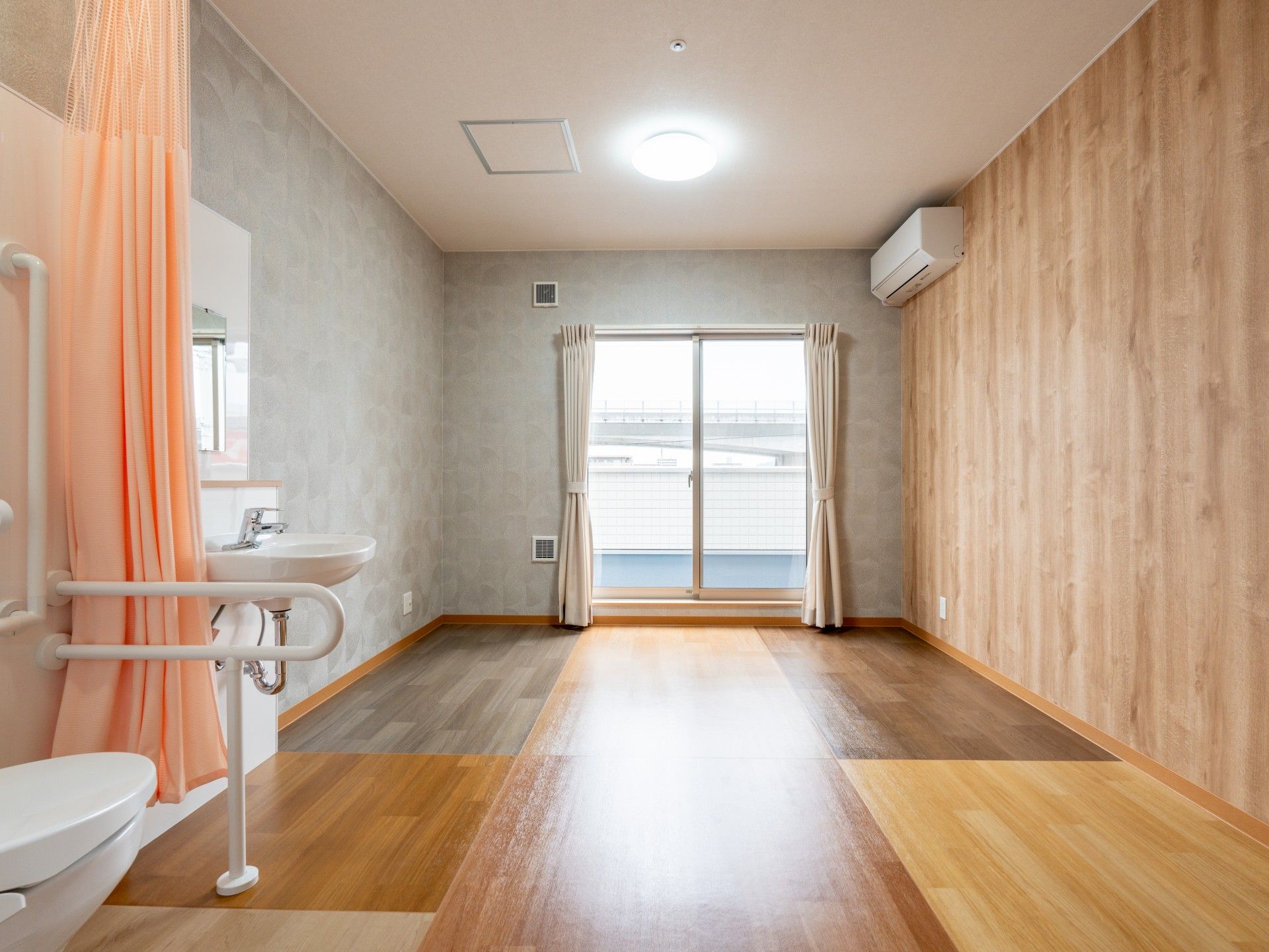 明るい個室の一角