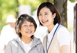 笑顔のスタッフと利用者