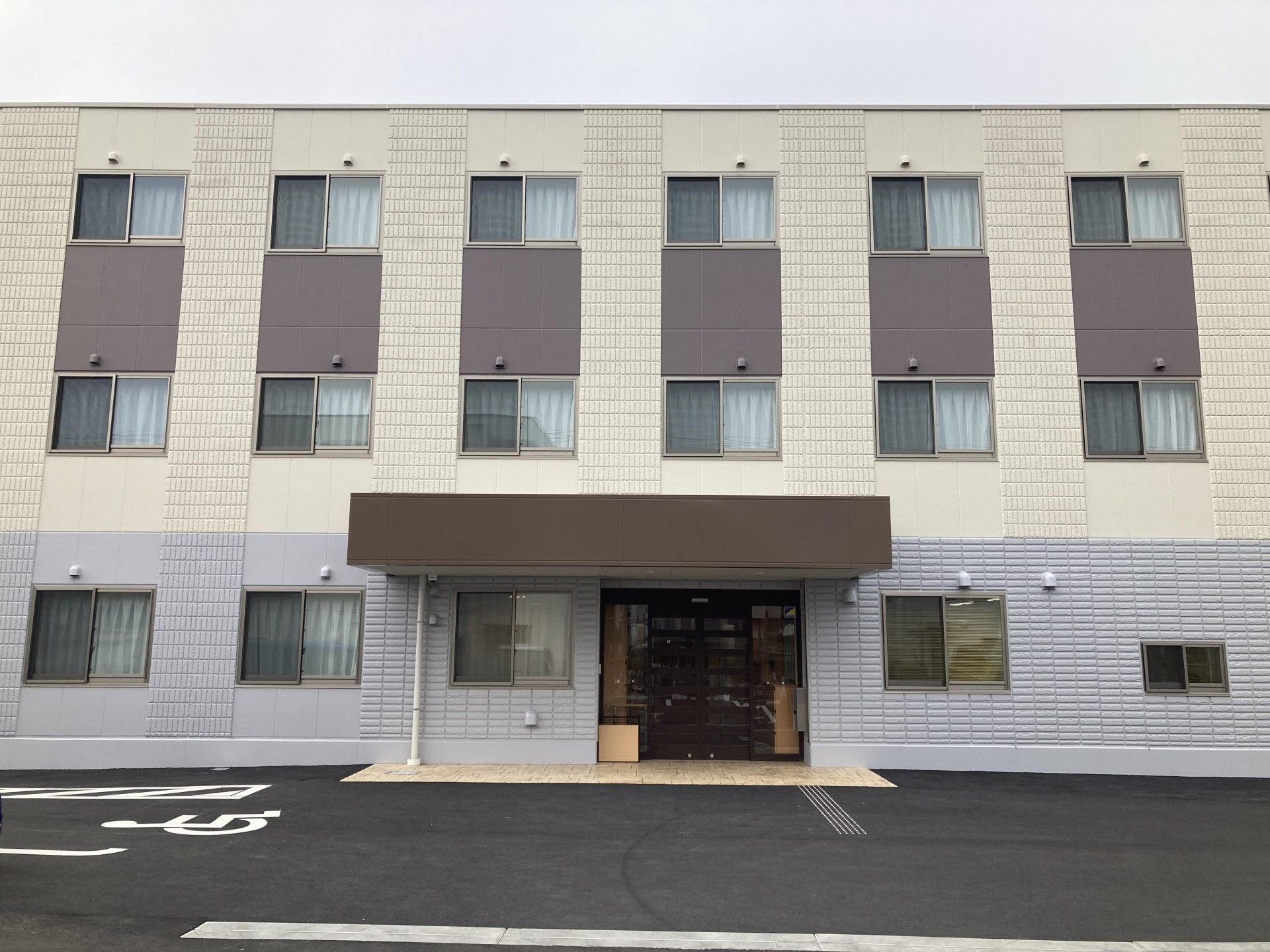 落ち着いた外観の建物