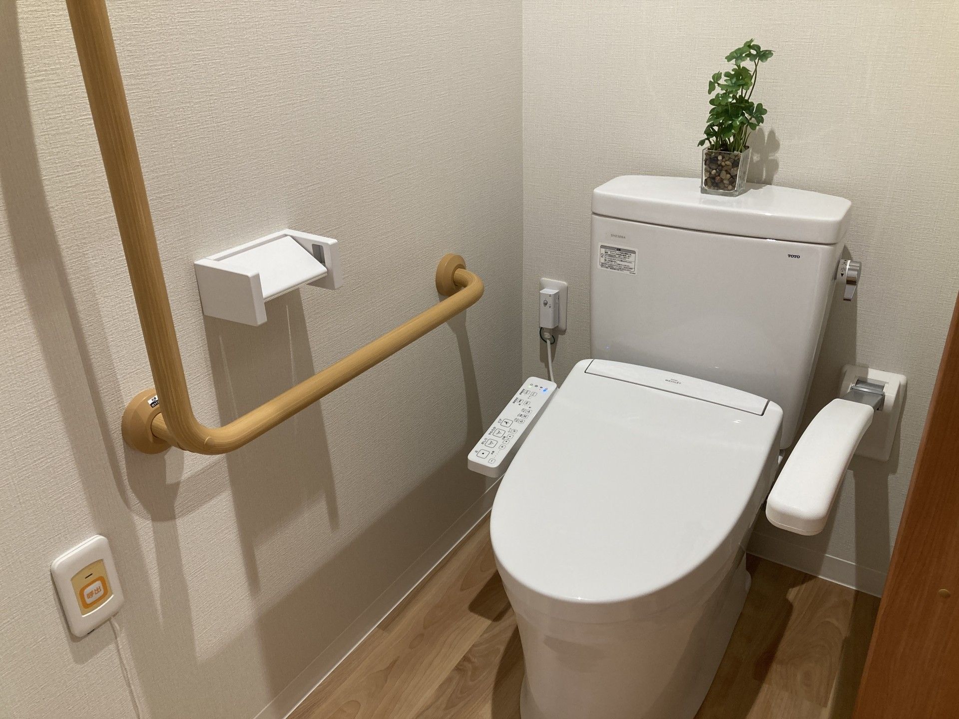 手すり付きのトイレ