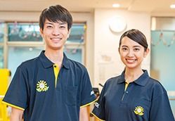 笑顔のスタッフ二人