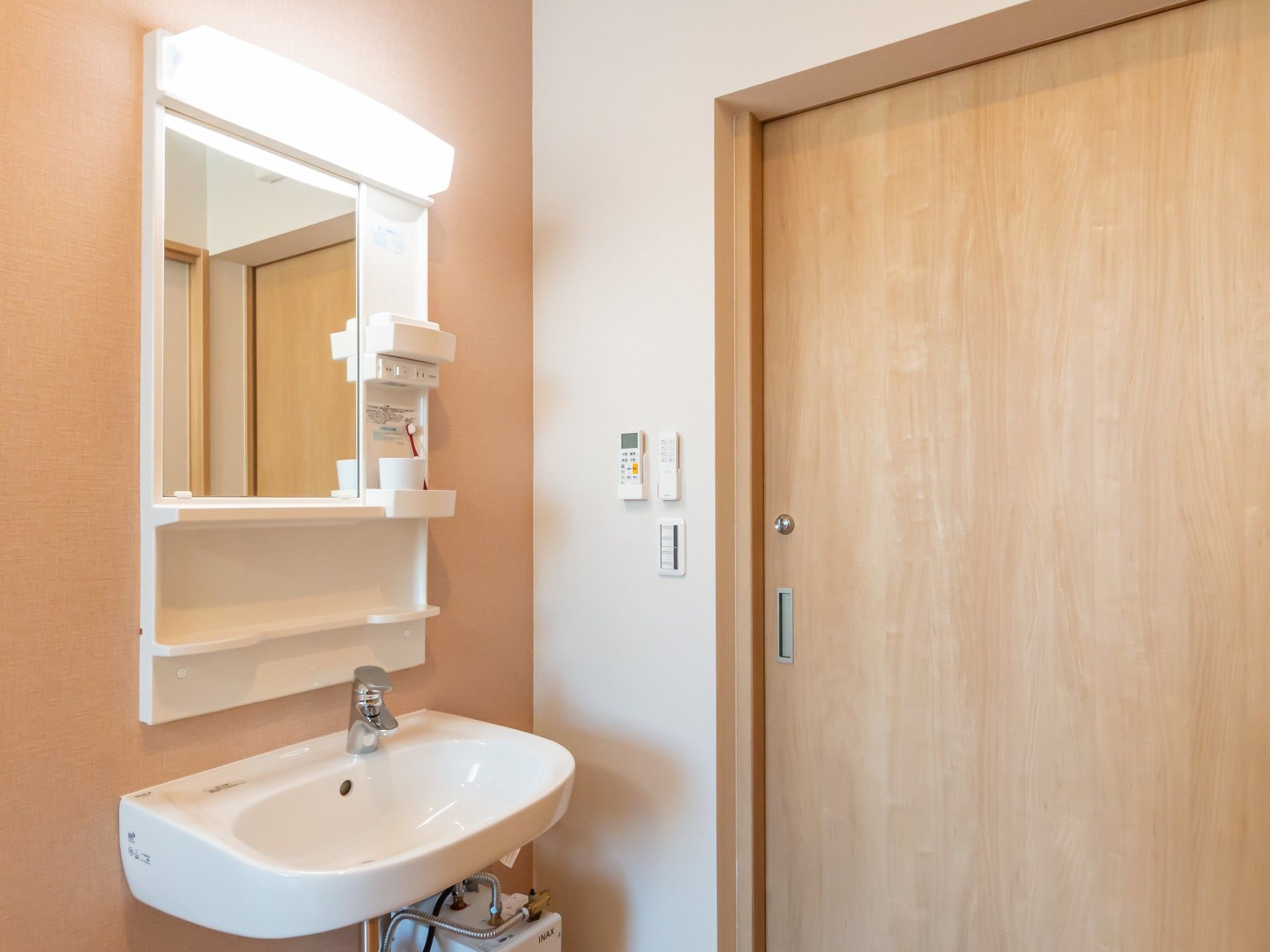 洗面台と木製の扉