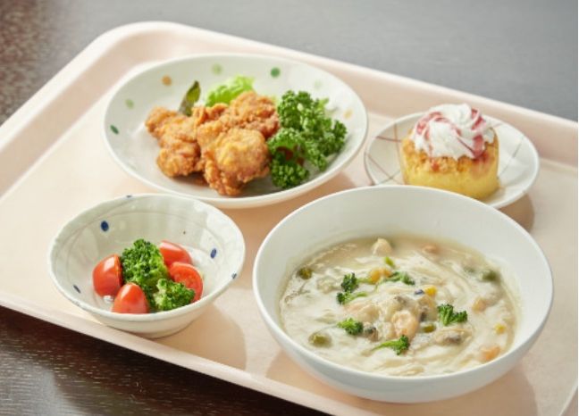 美味しそうな食事のトレー