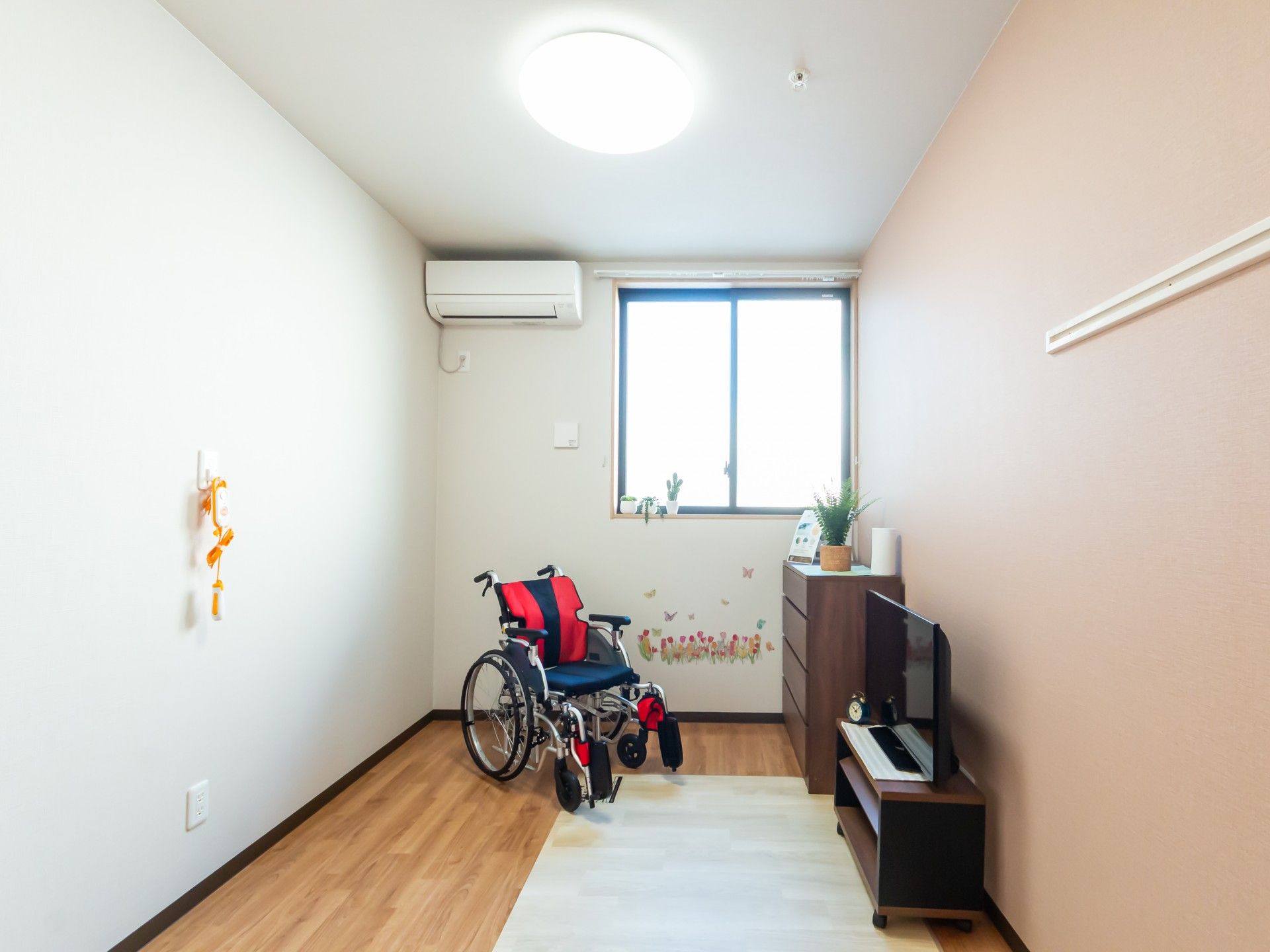 車椅子が置かれた部屋