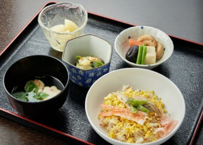 彩り豊かな食事の膳