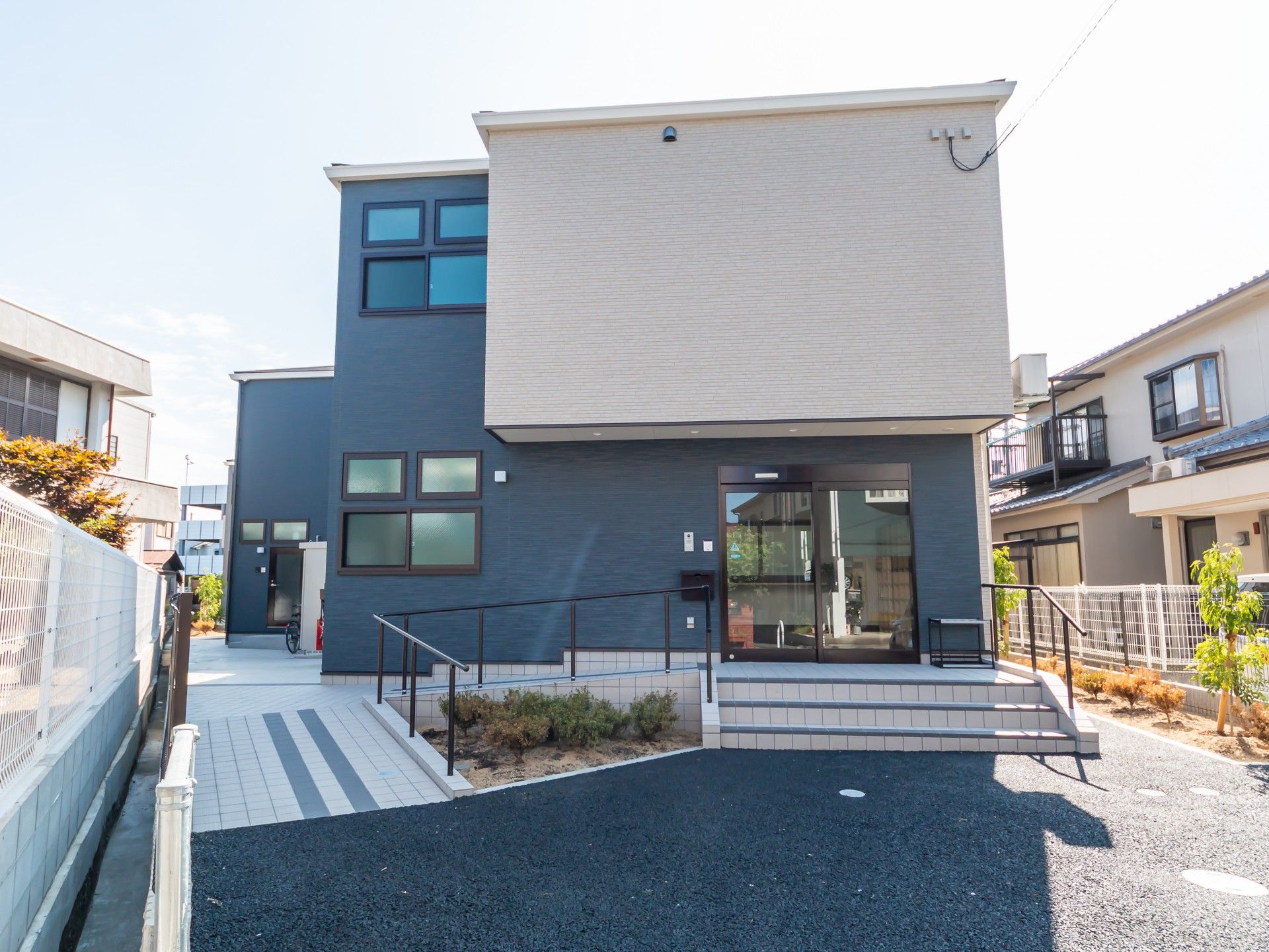 広い玄関の建物外観