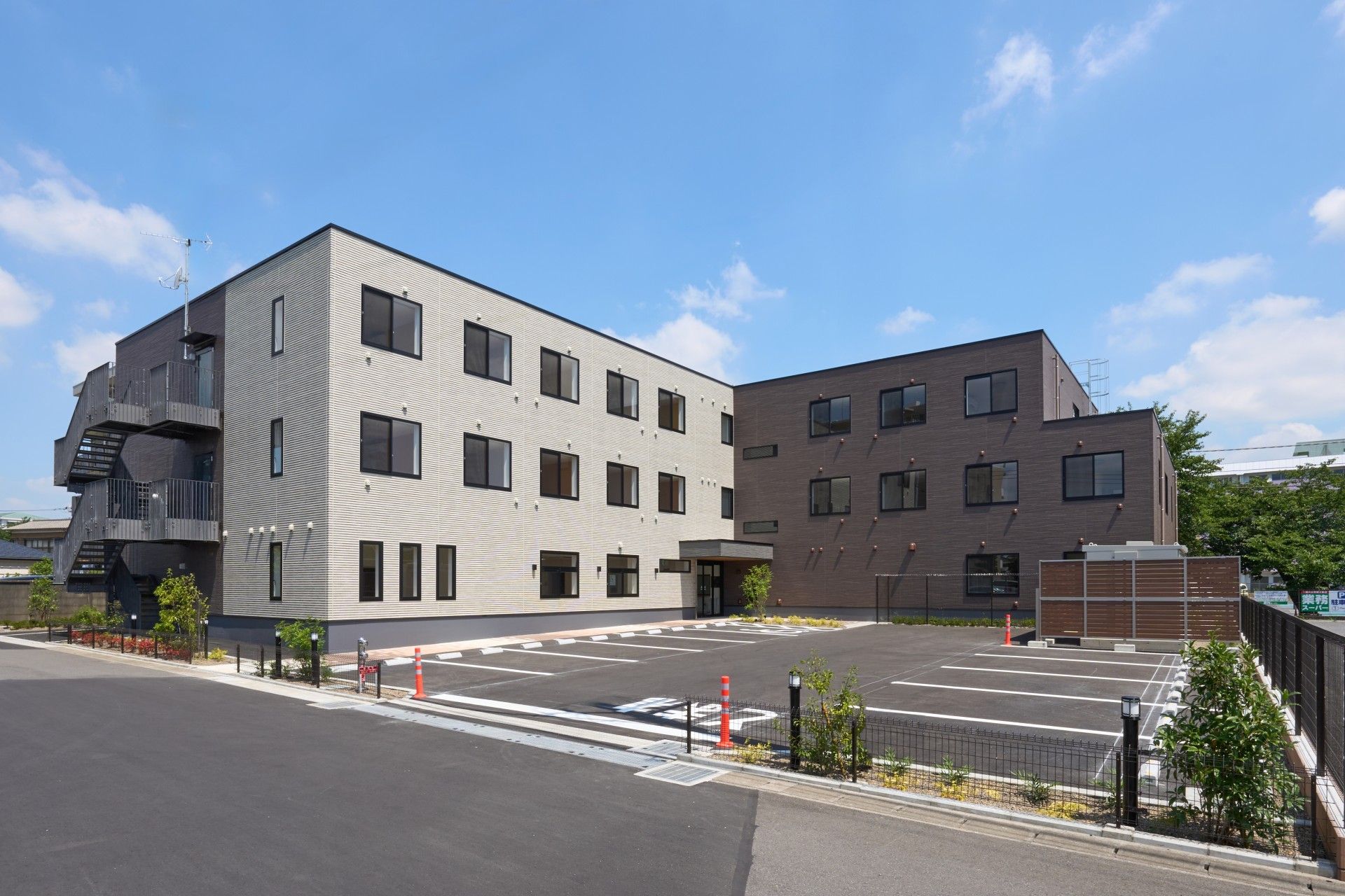 緑に囲まれた建物外観