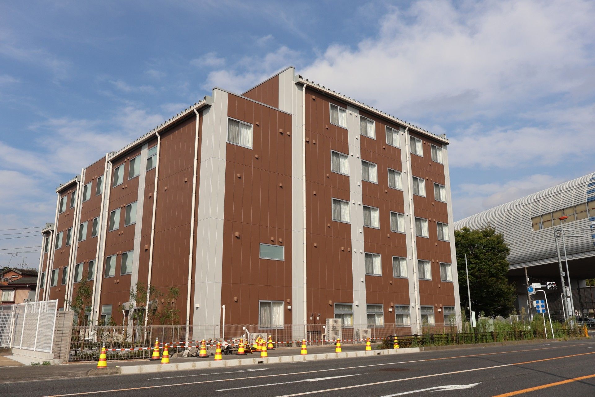 落ち着いた外観の建物