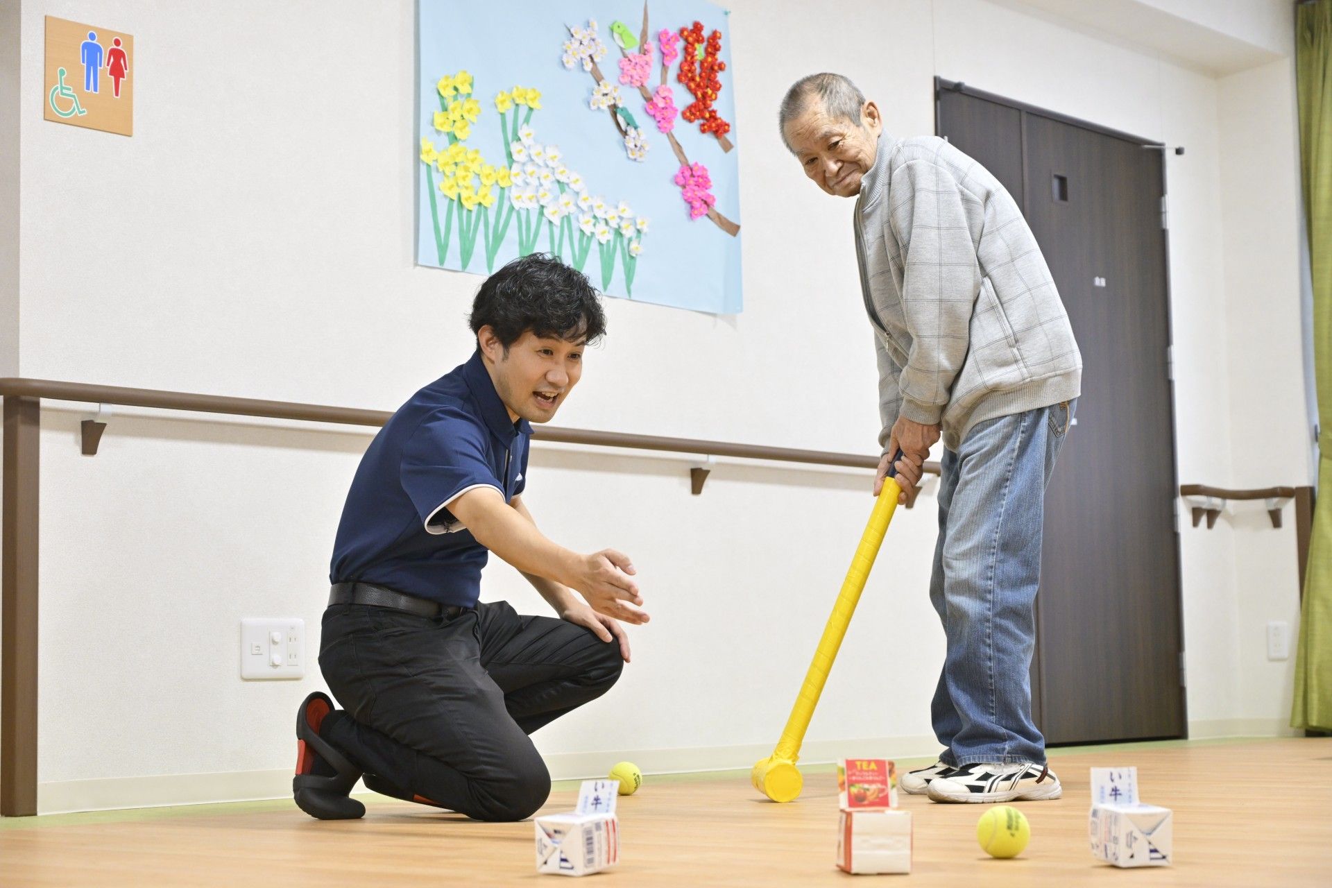 手すり付きの清潔なトイレ