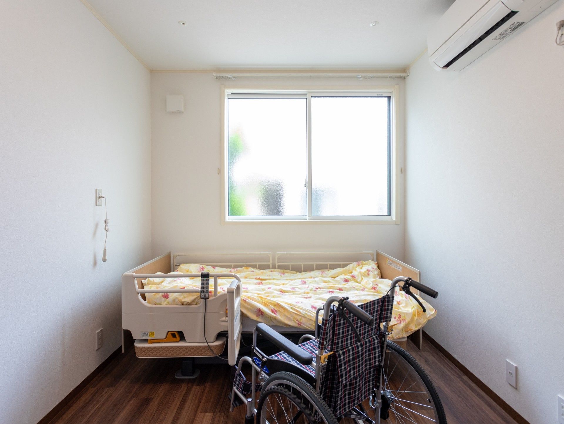 ベッドと車椅子のある部屋