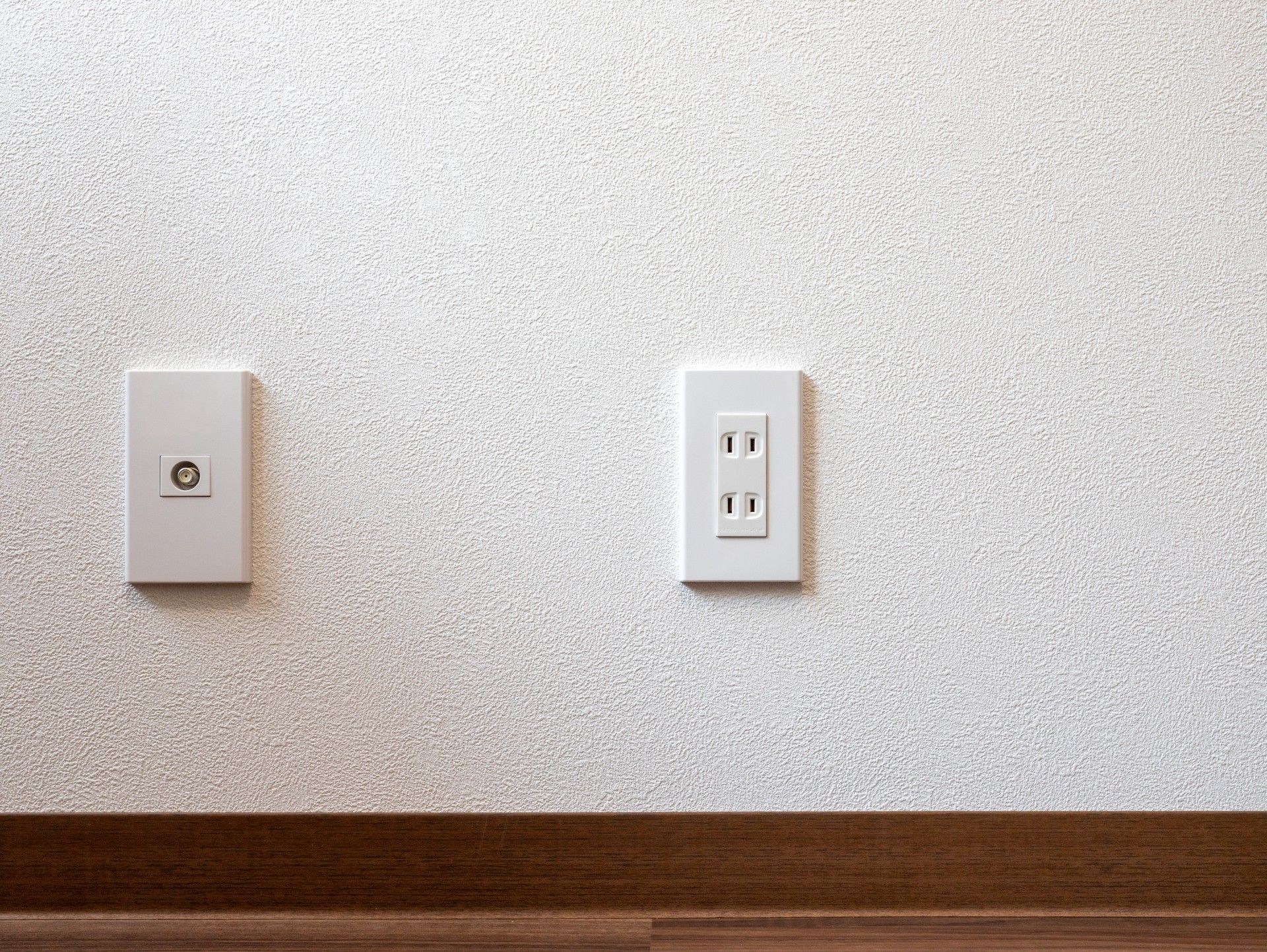 壁のコンセントと端子