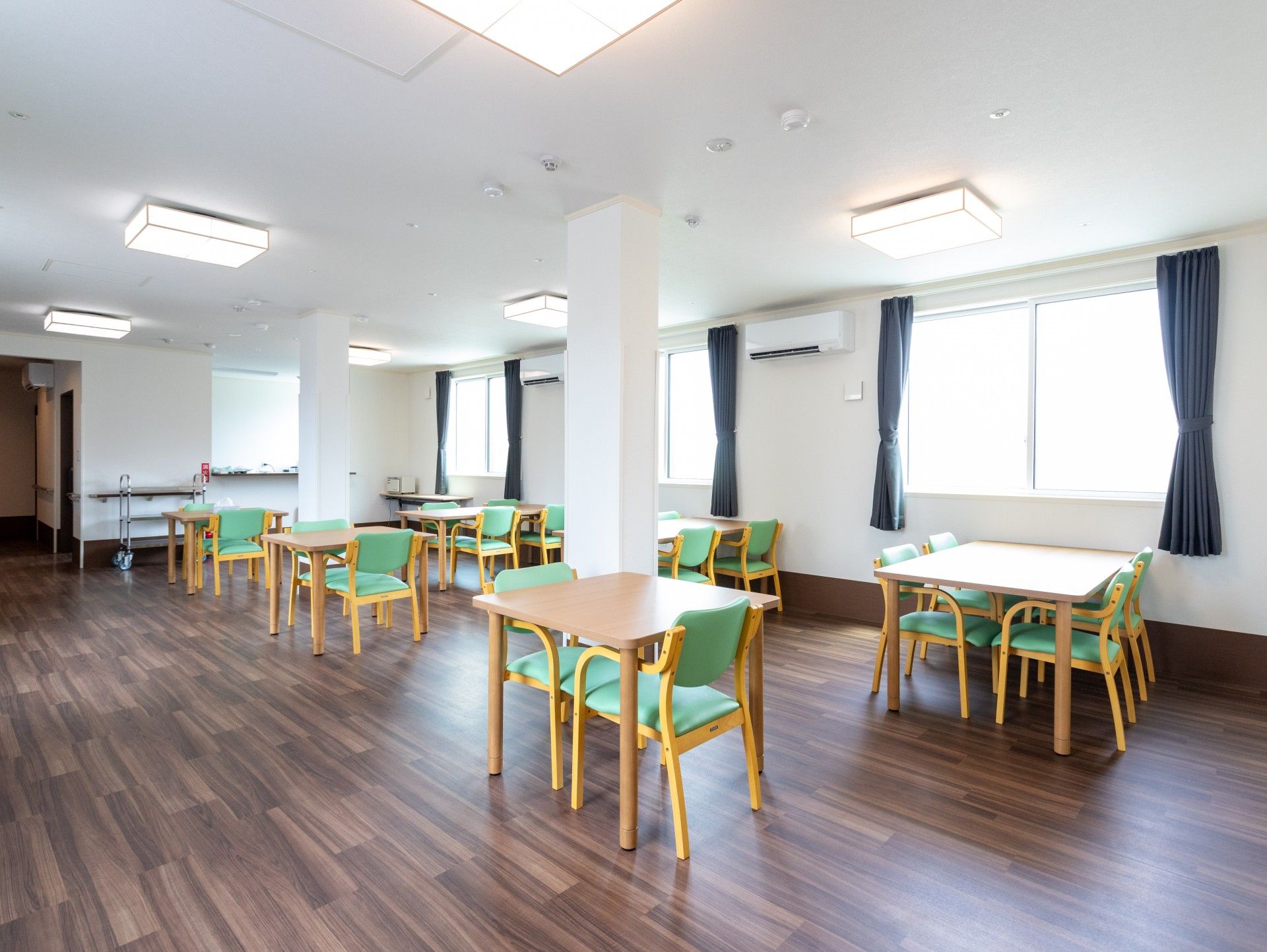 明るい食事スペース