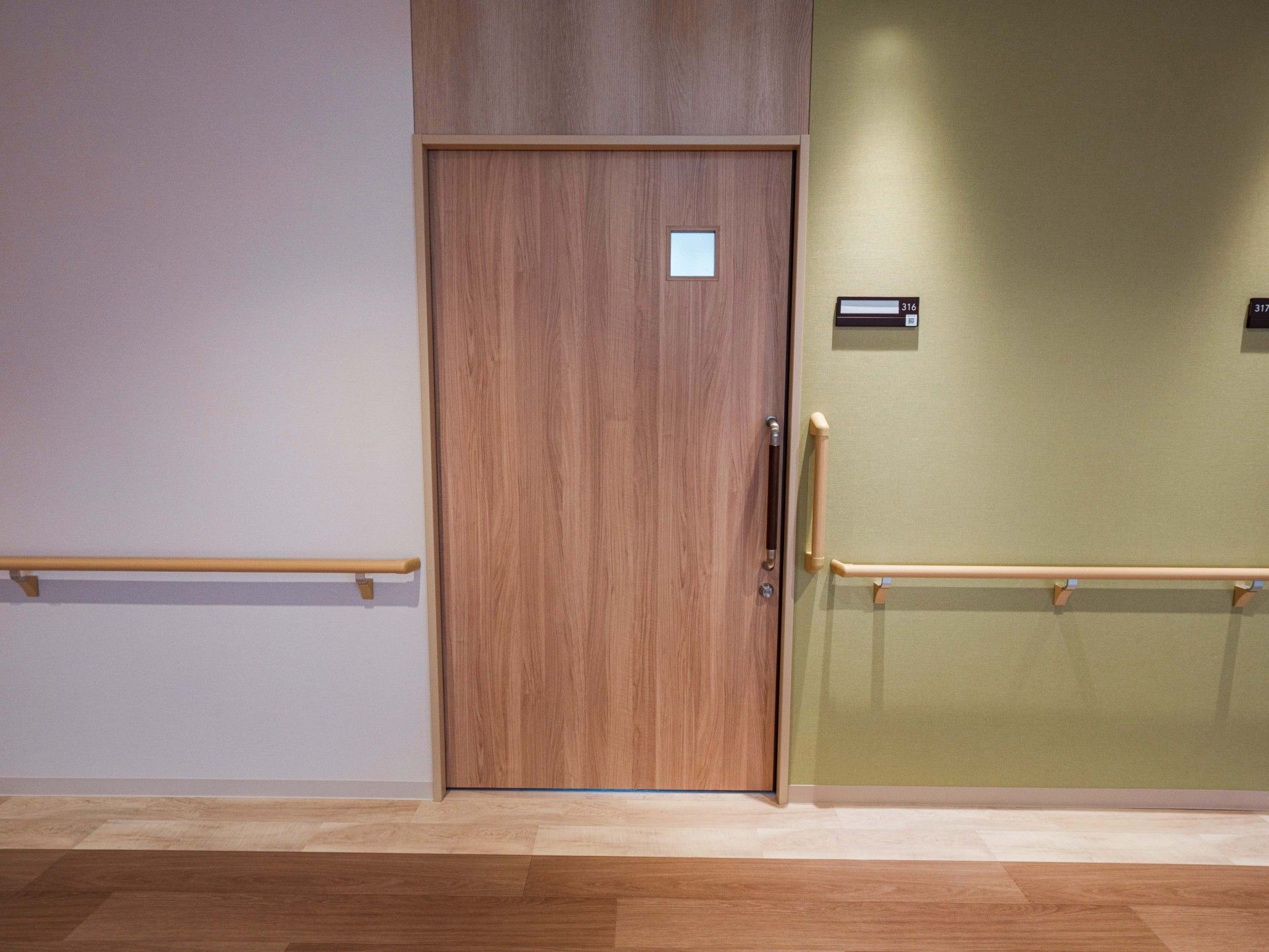 木製の扉と手すりの廊下