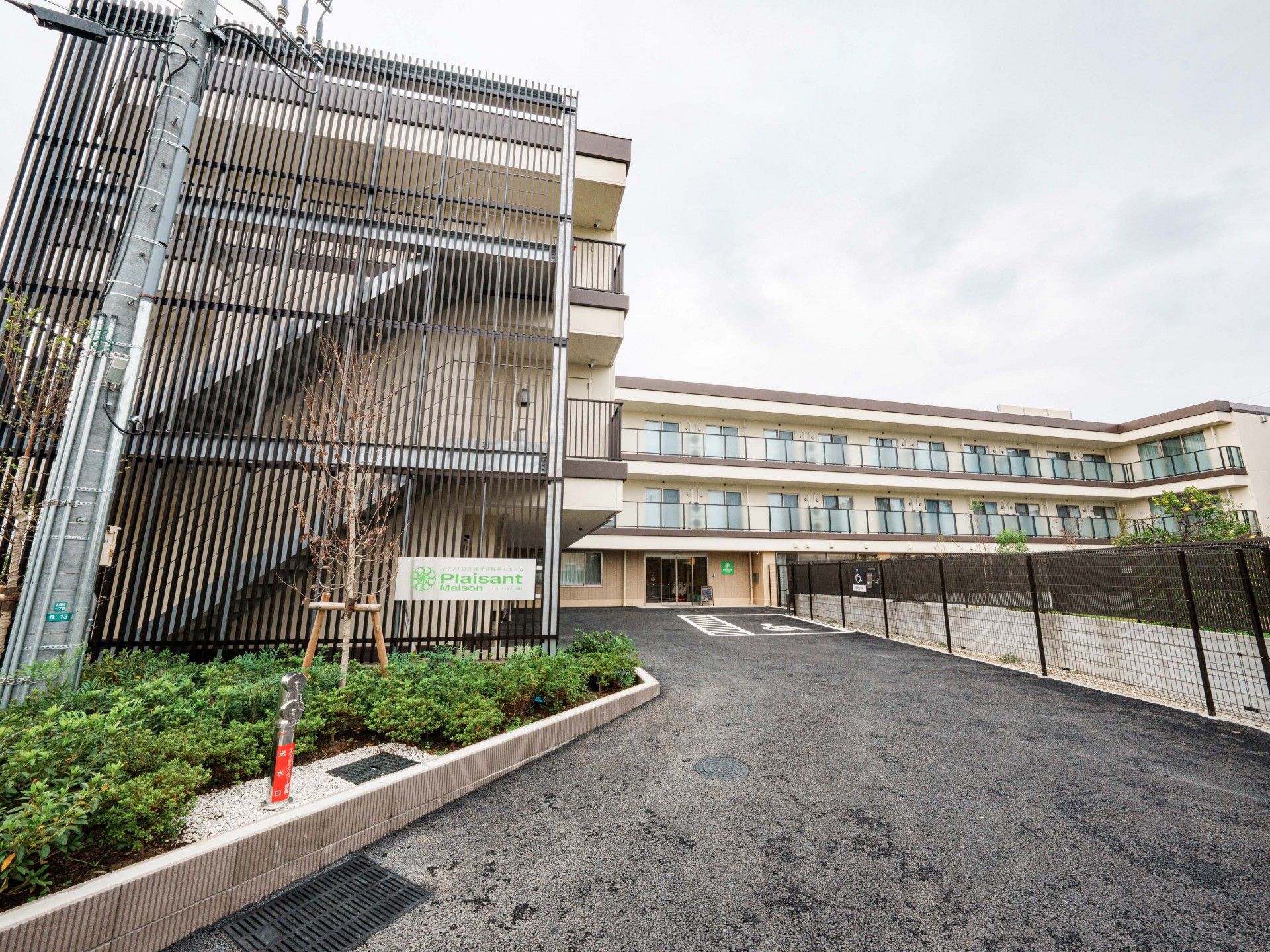 エントランスと外階段