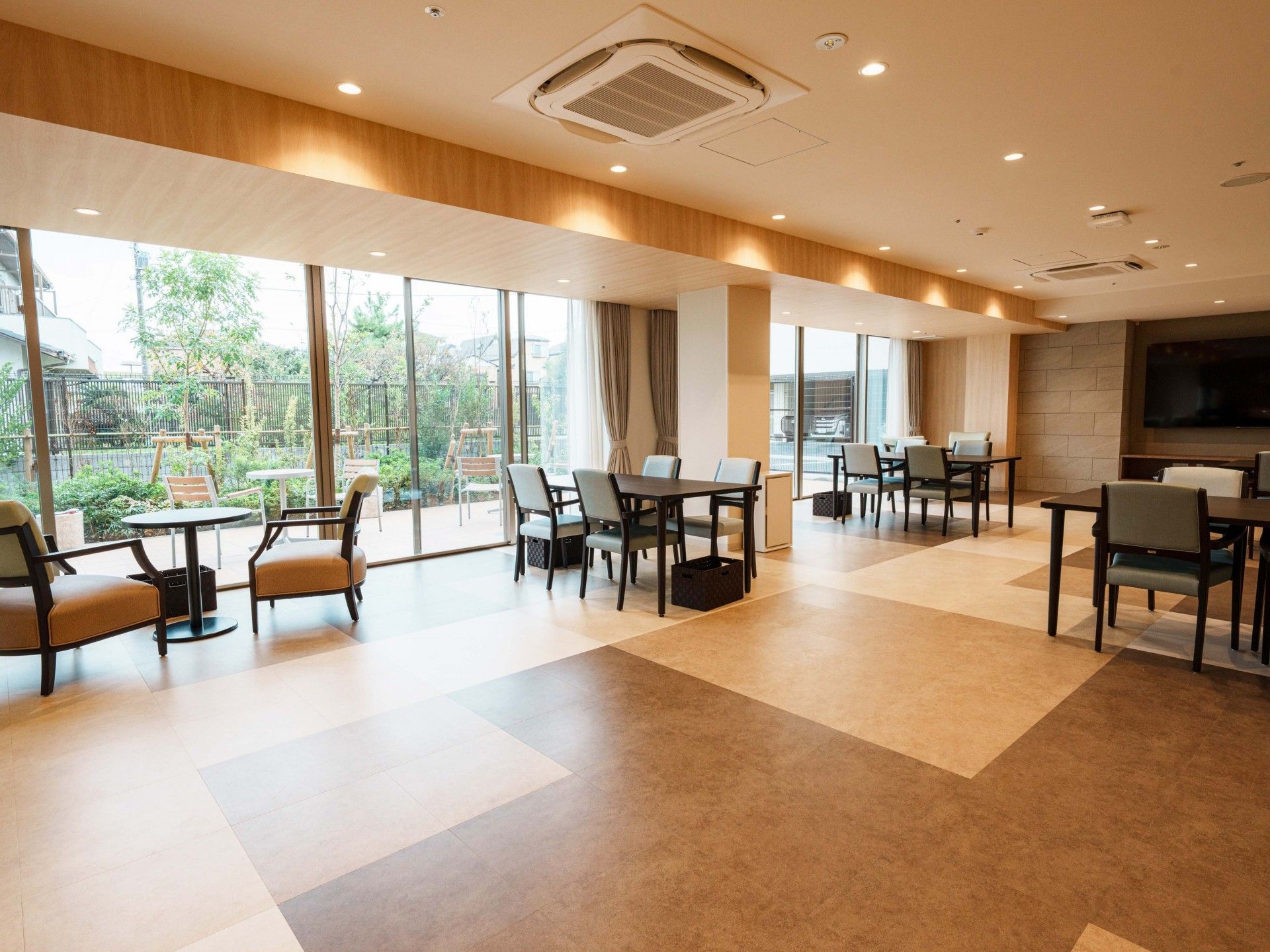 広い窓のある共有スペース