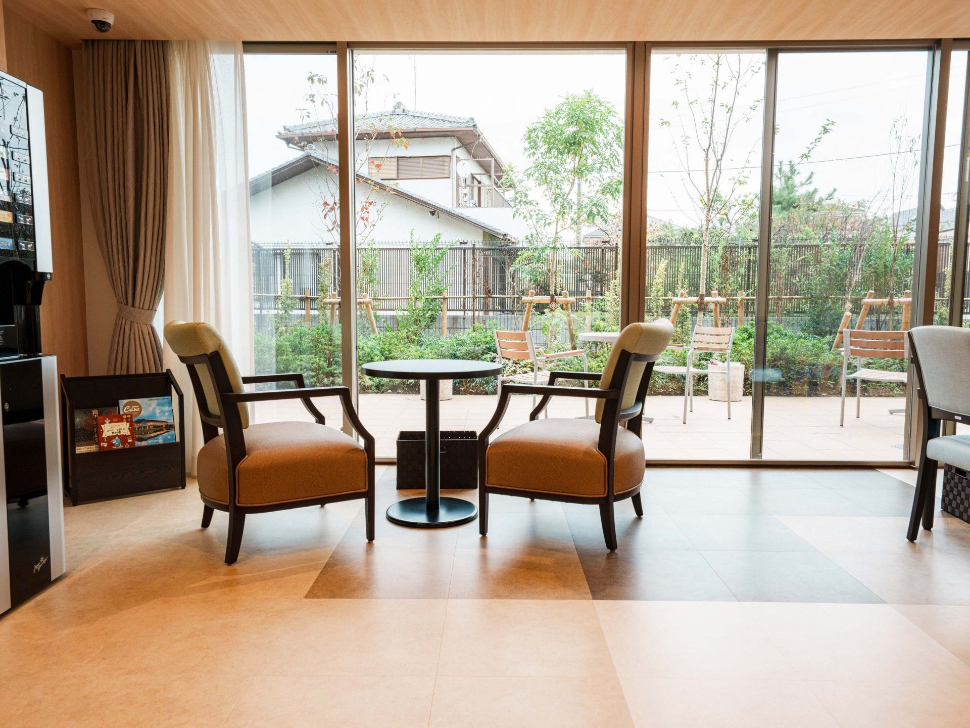 庭を望むくつろぎの空間