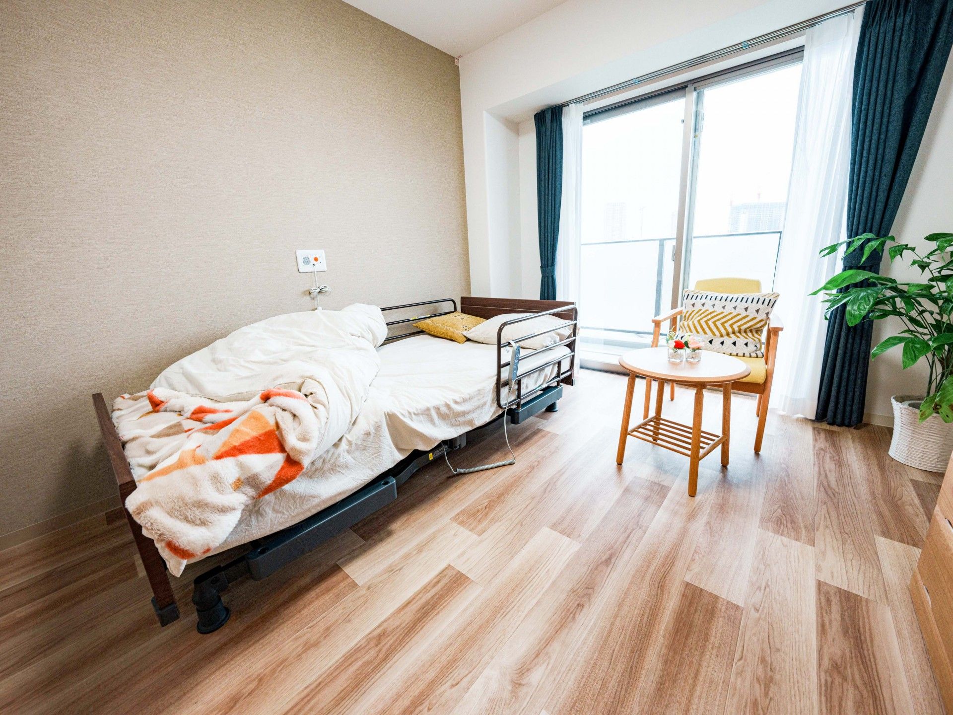 明るい個室のベッドと窓辺