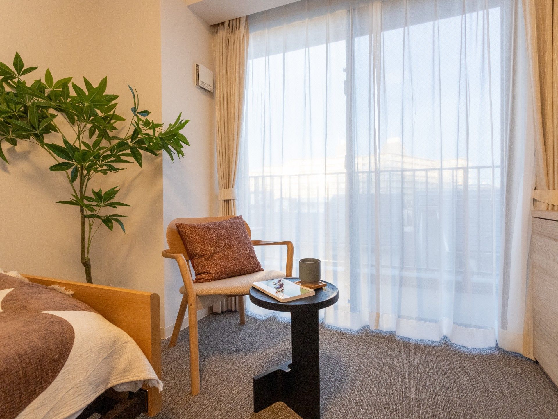 明るい個室の一角