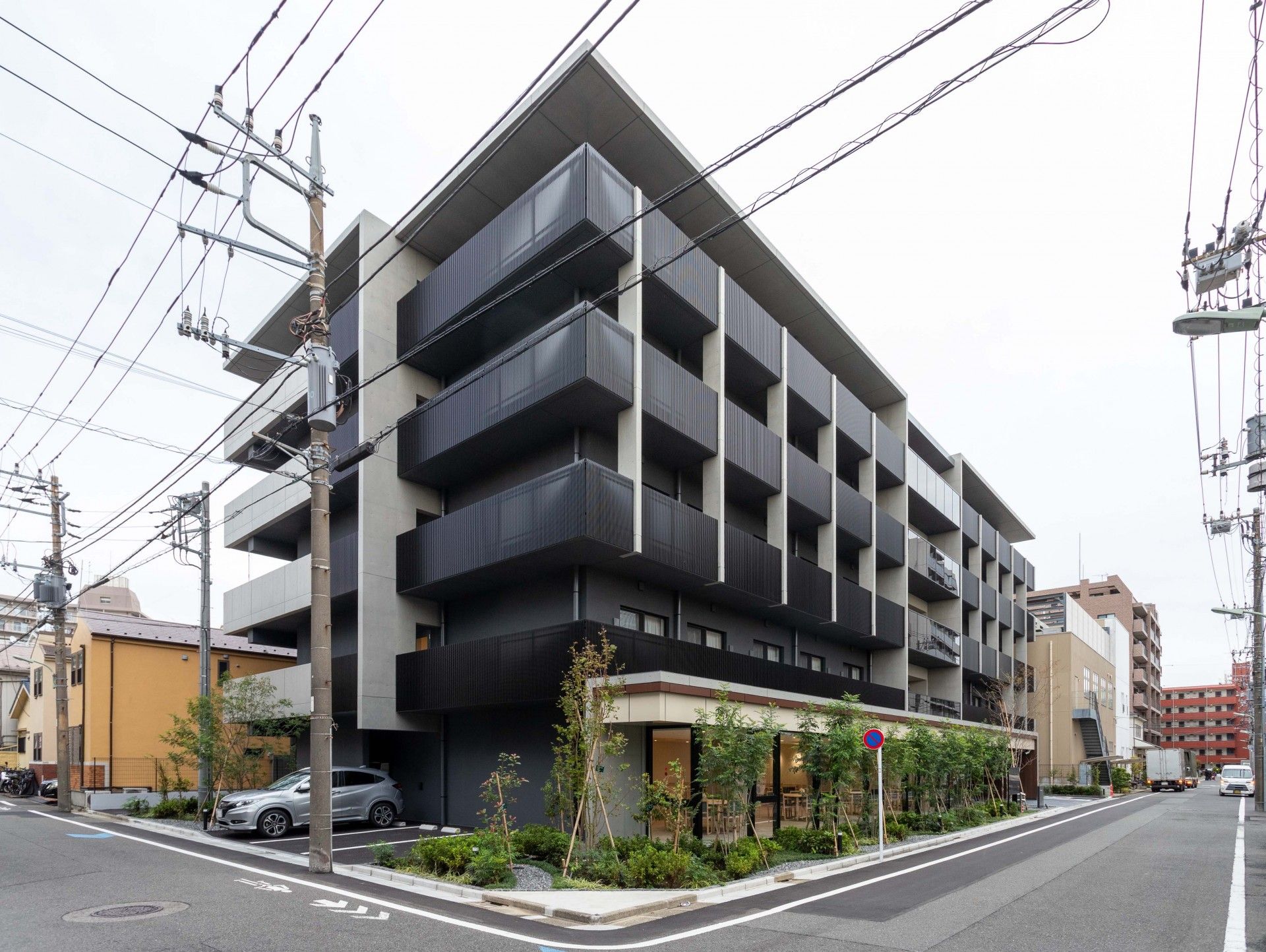 角地に立つ建物の外観