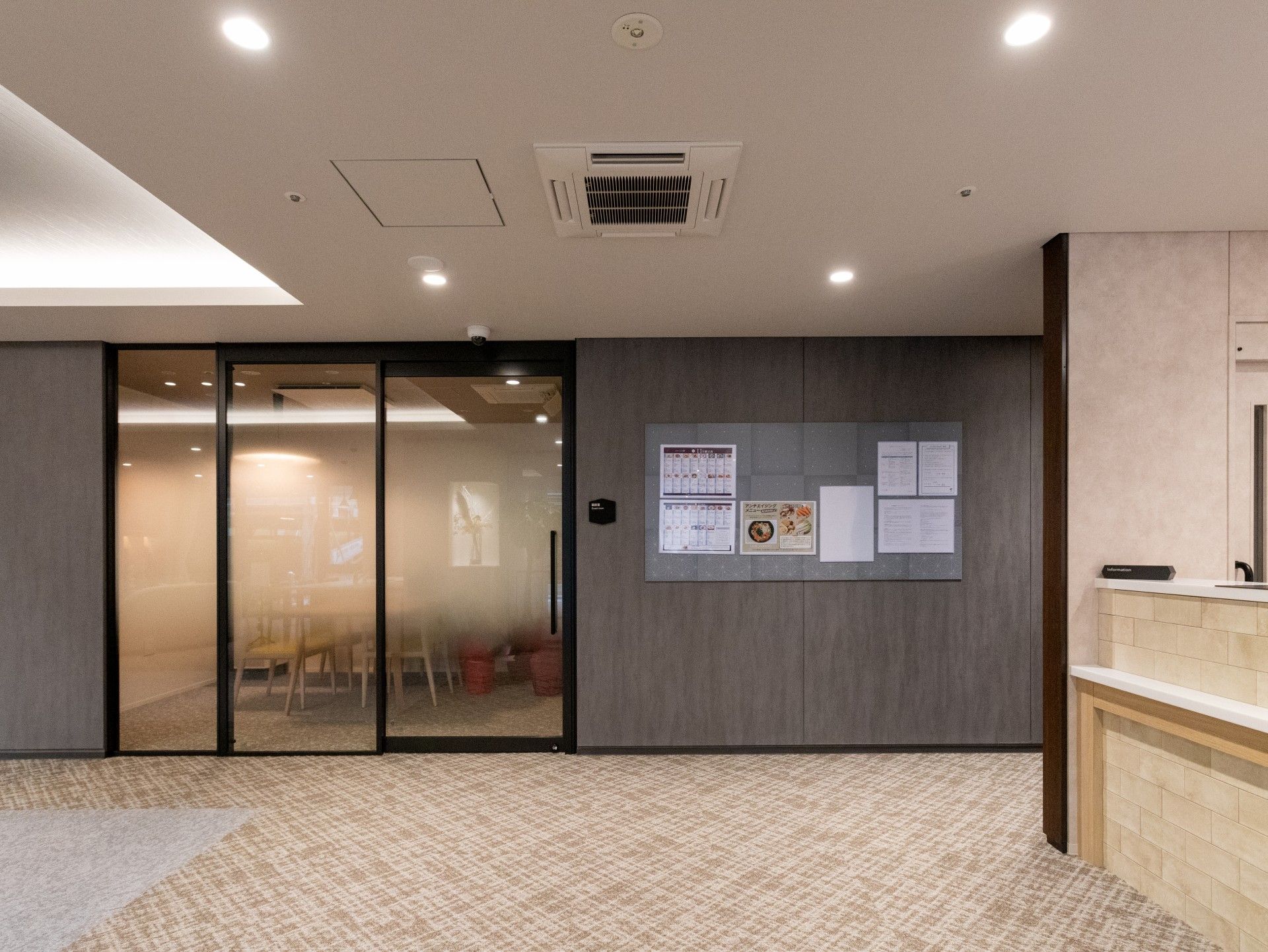 掲示板とガラス扉のある廊下