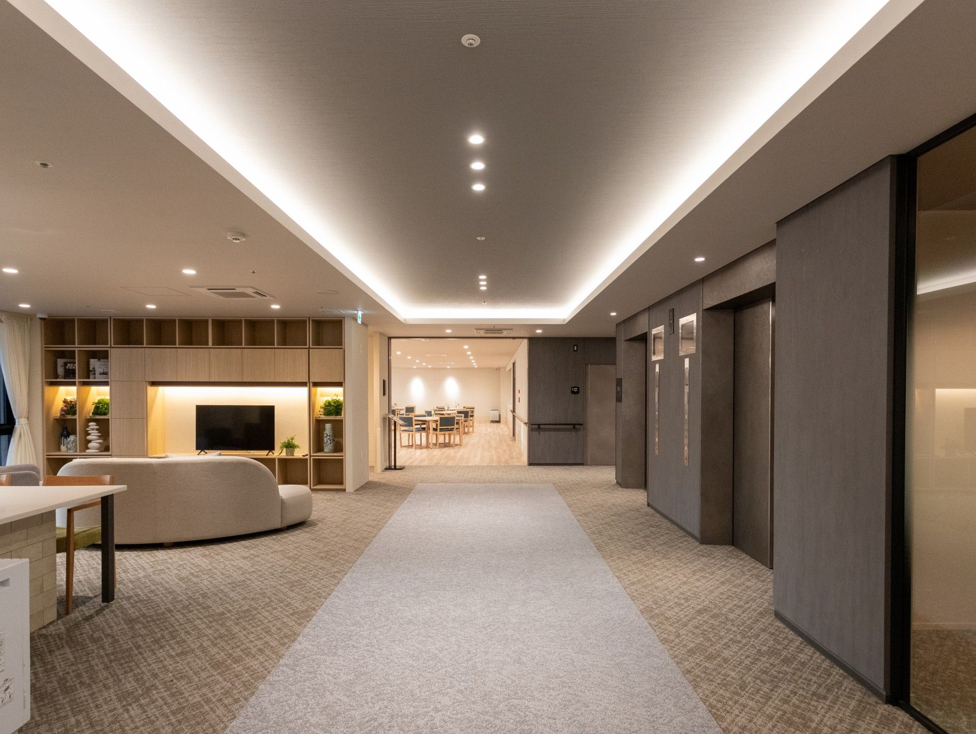 広い廊下とリビング